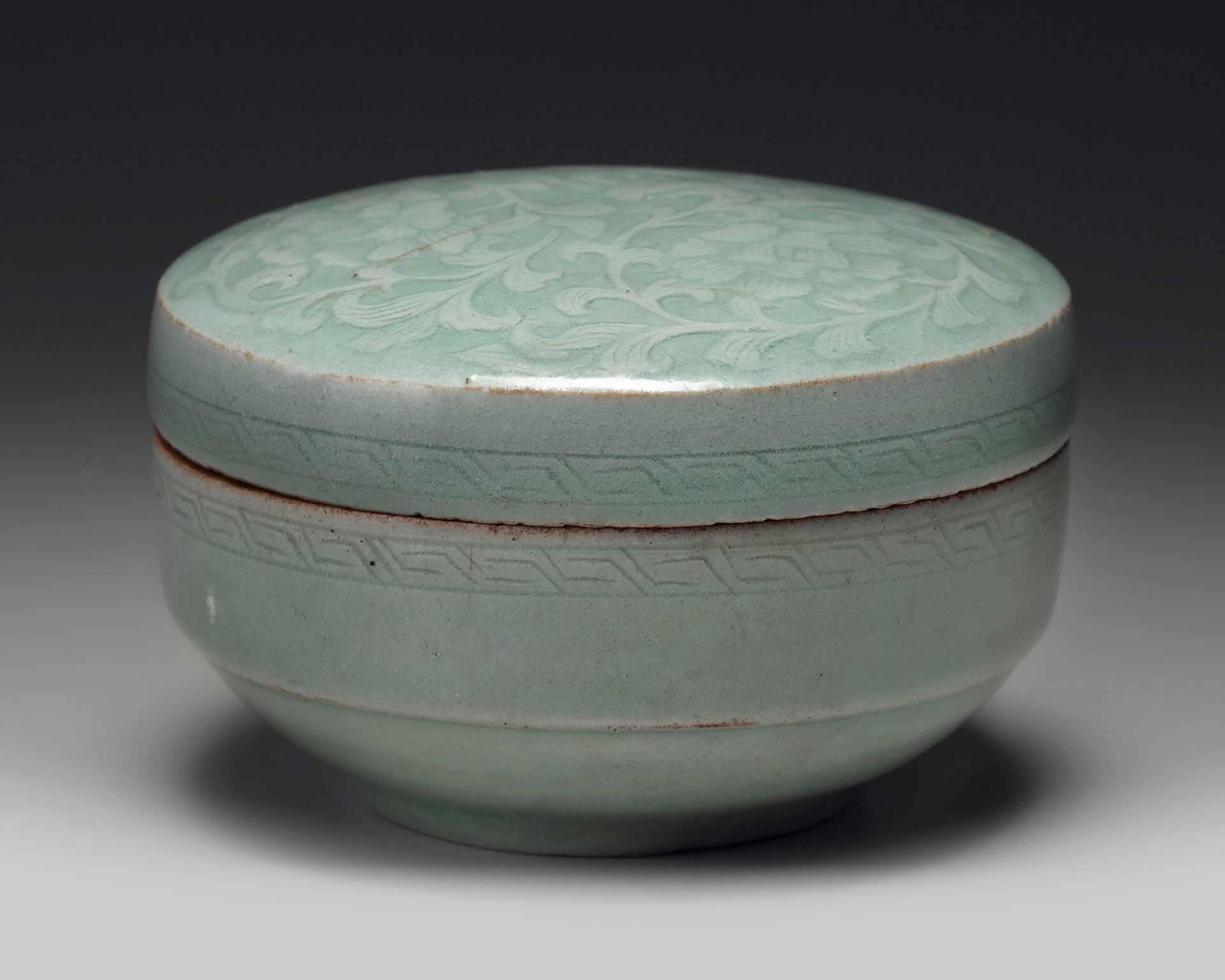 A Korean celadon-glazed ‘peonies’ round box and cover - Bild 2 aus 5