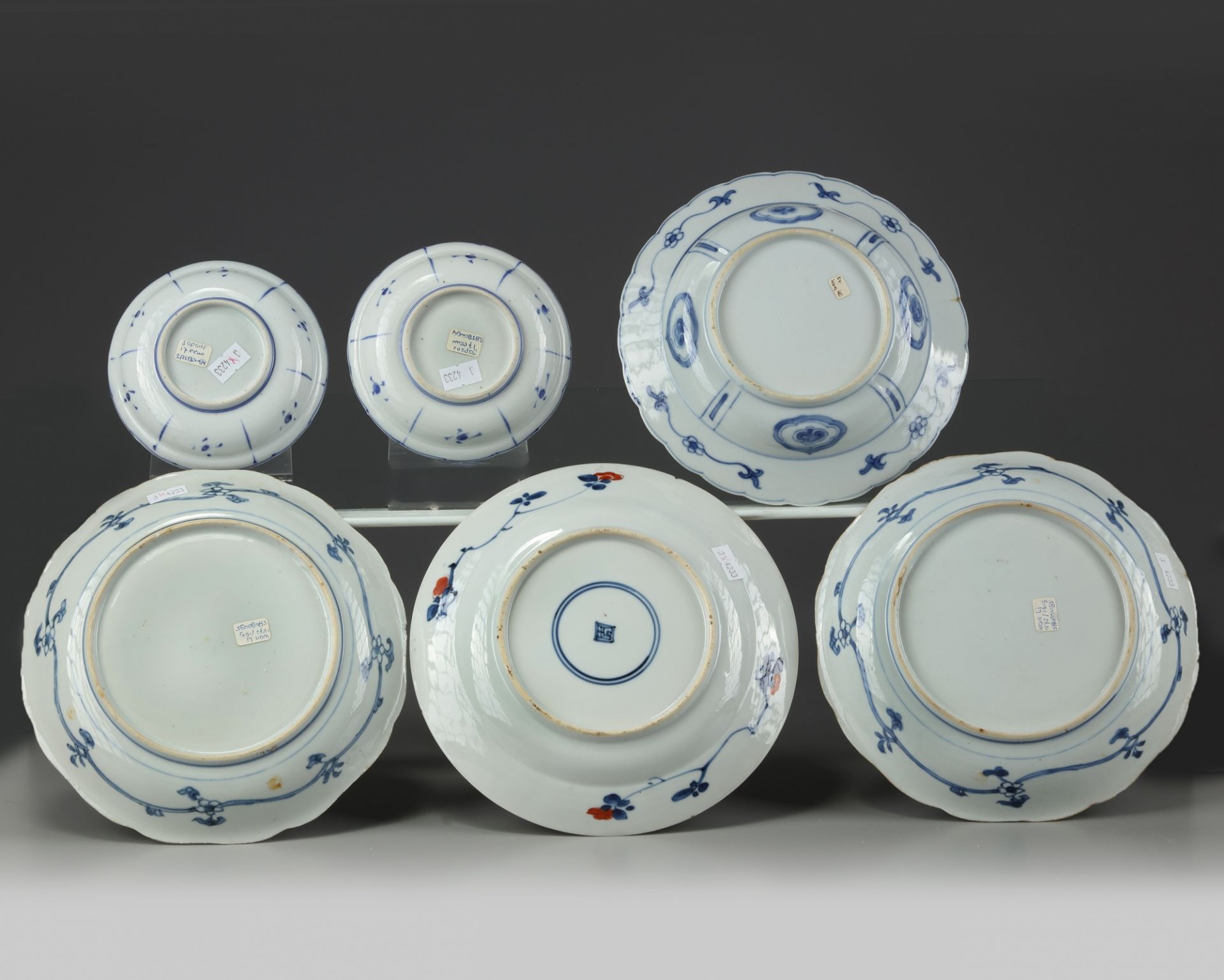 A group of six Chinese and Japanese blue and white dishes - Bild 2 aus 3