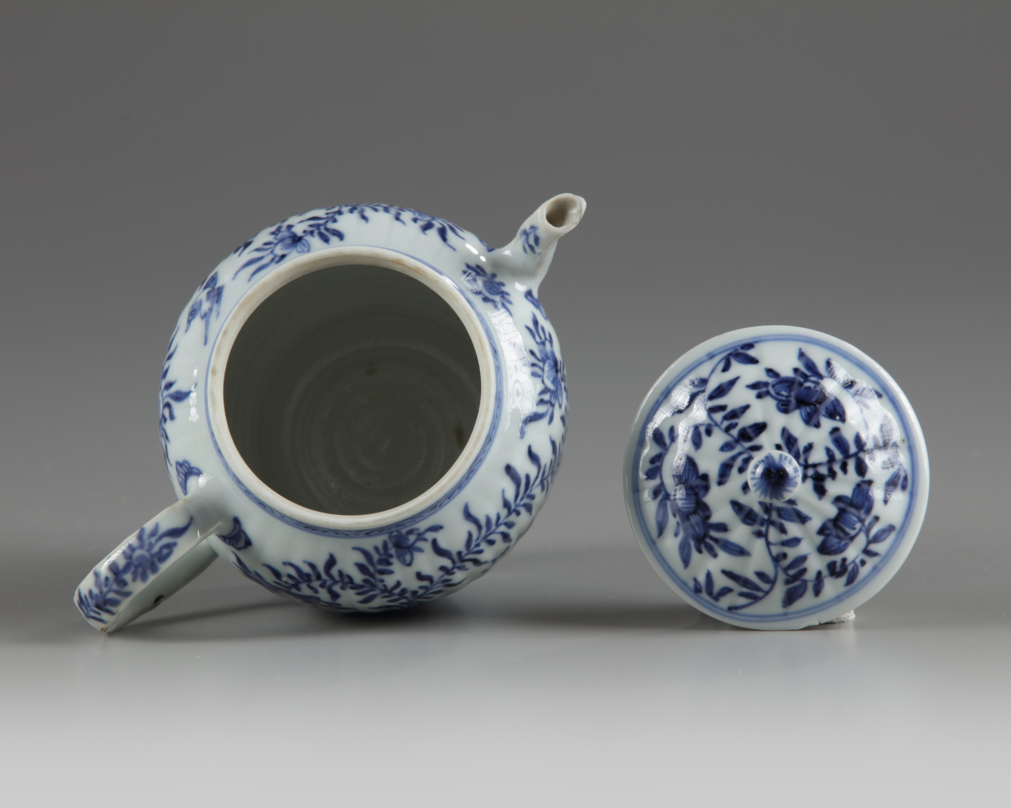 A Chinese blue and white moulded teapot - Image 3 of 4