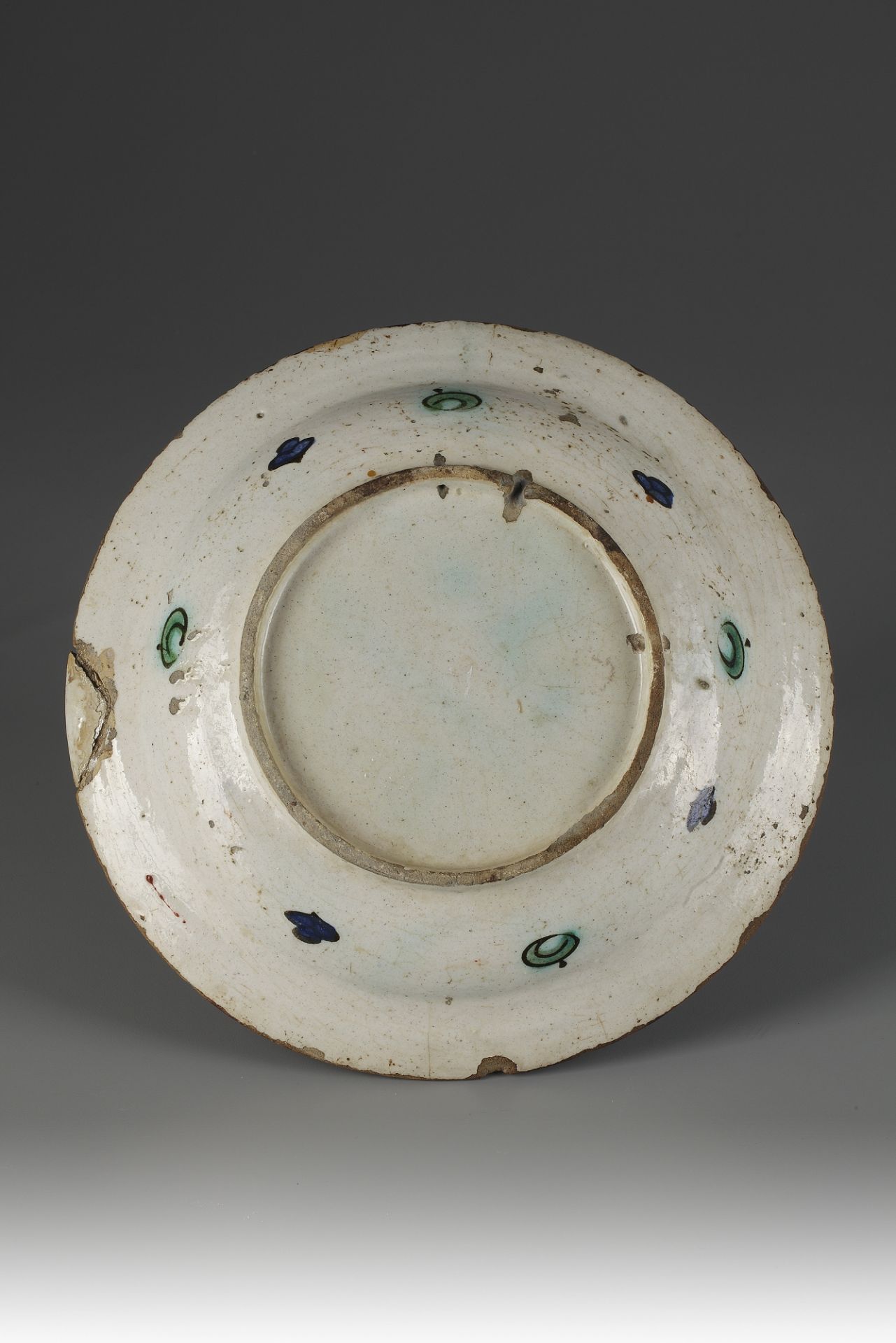 An Iznik pottery dish - Image 2 of 3