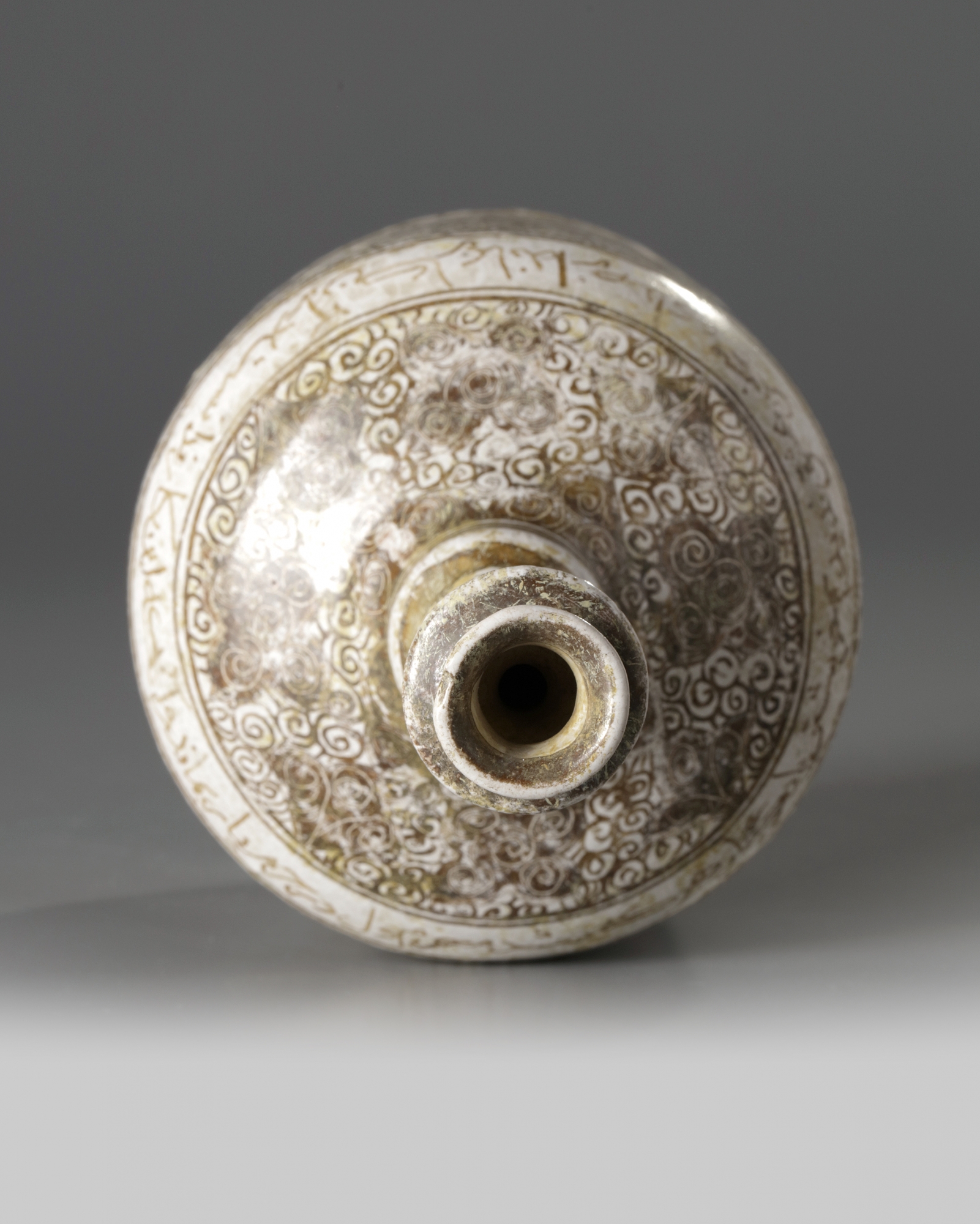 An Islamic Kashan pottery bottle vase - Image 3 of 4