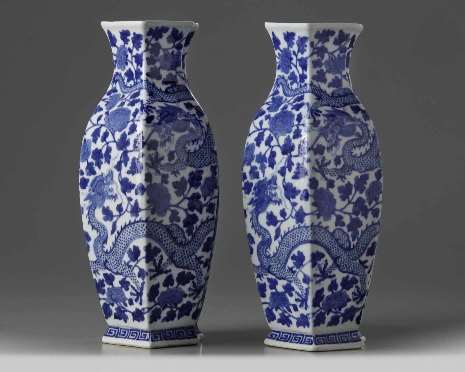 A pair of Chinese 'dragon and phoenix' double lozenge vases - Bild 2 aus 6