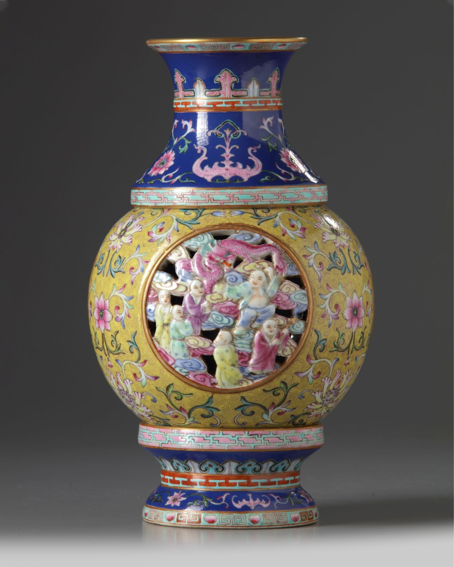 A Chinese famille rose 'Eighteen Luohan' revolving vase - Bild 3 aus 6