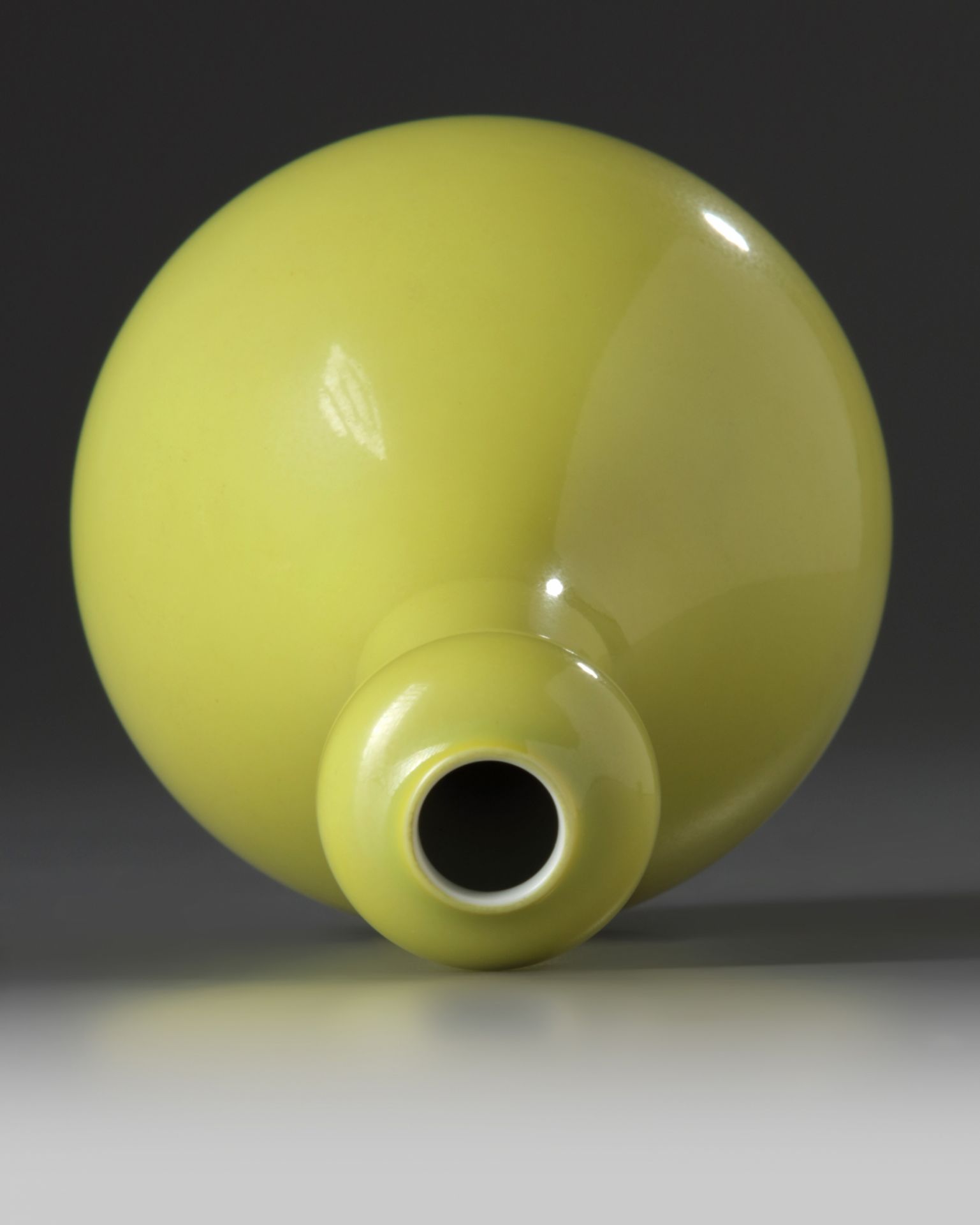 A Chinese yellow-ground garlic head vase - Bild 3 aus 4