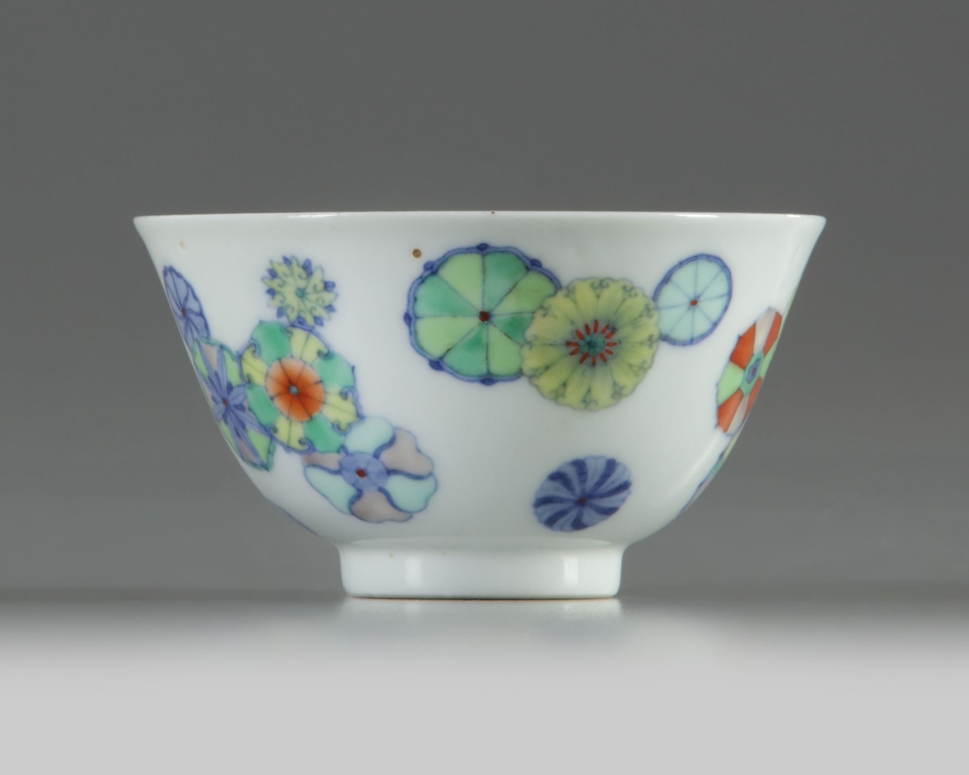 A Chinese doucai 'flower-balls' bowl - Bild 3 aus 5