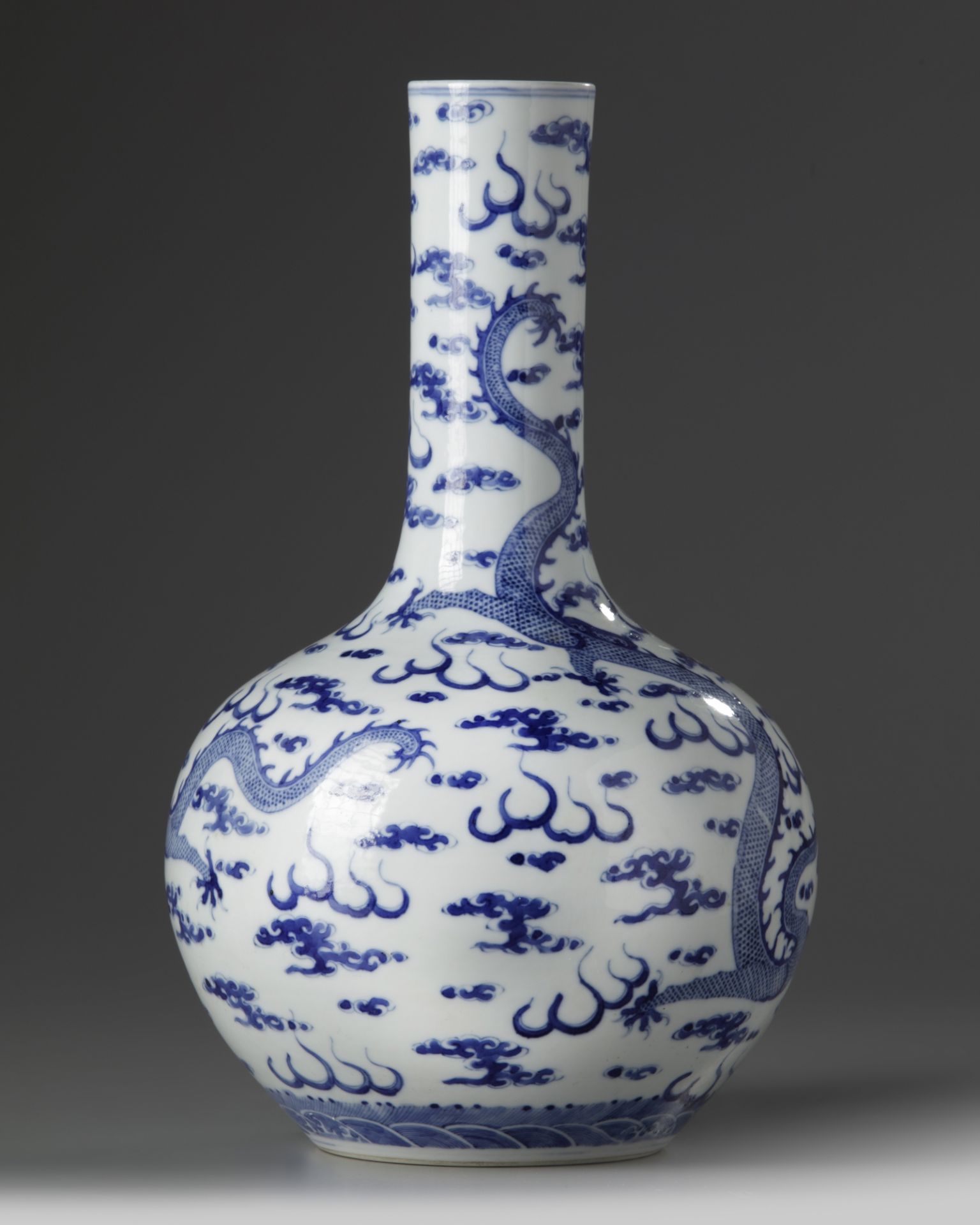 A Chinese blue and white 'dragon' bottle vase - Bild 2 aus 5