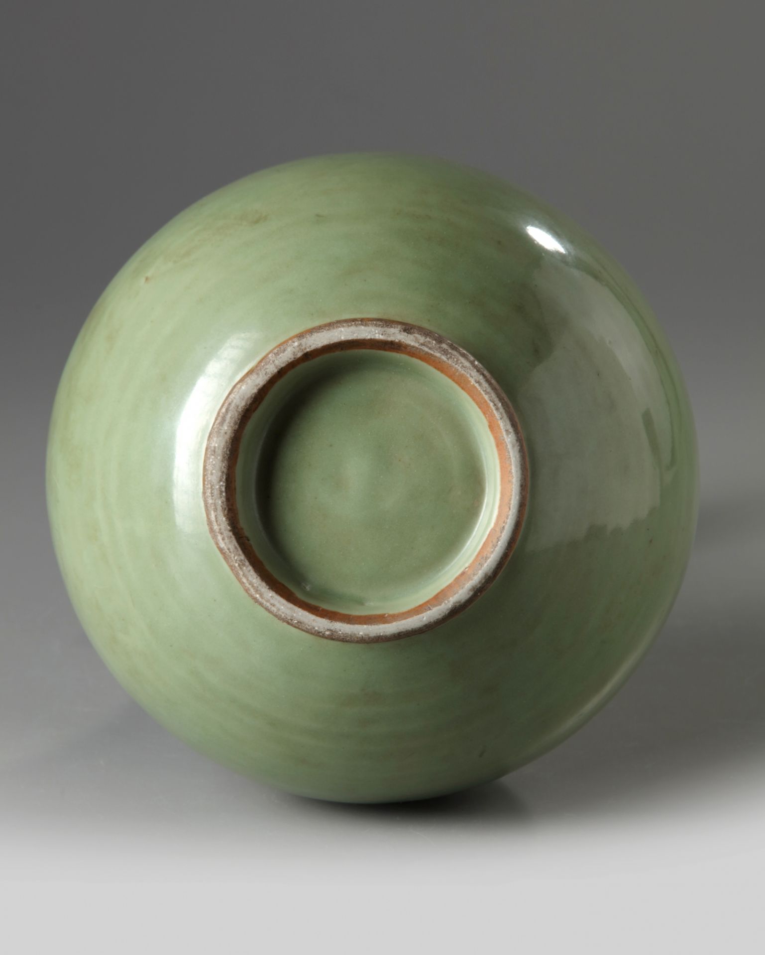 A Chinese celadon glazed pear-shaped vase, yuhuchunping - Bild 4 aus 4