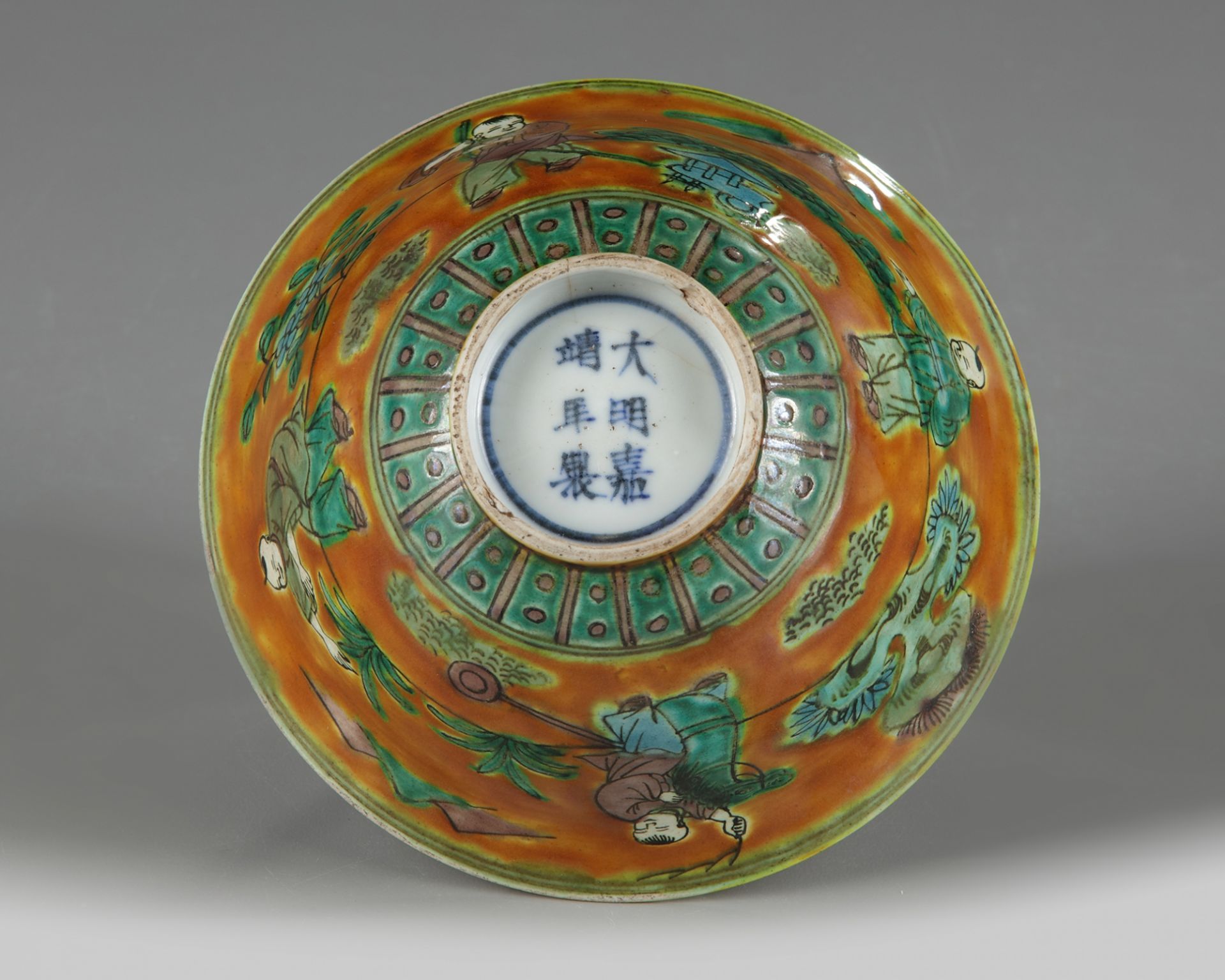 A Chinese amber-ground turquoise, aubergine, and green-glazed bowl - Bild 4 aus 4