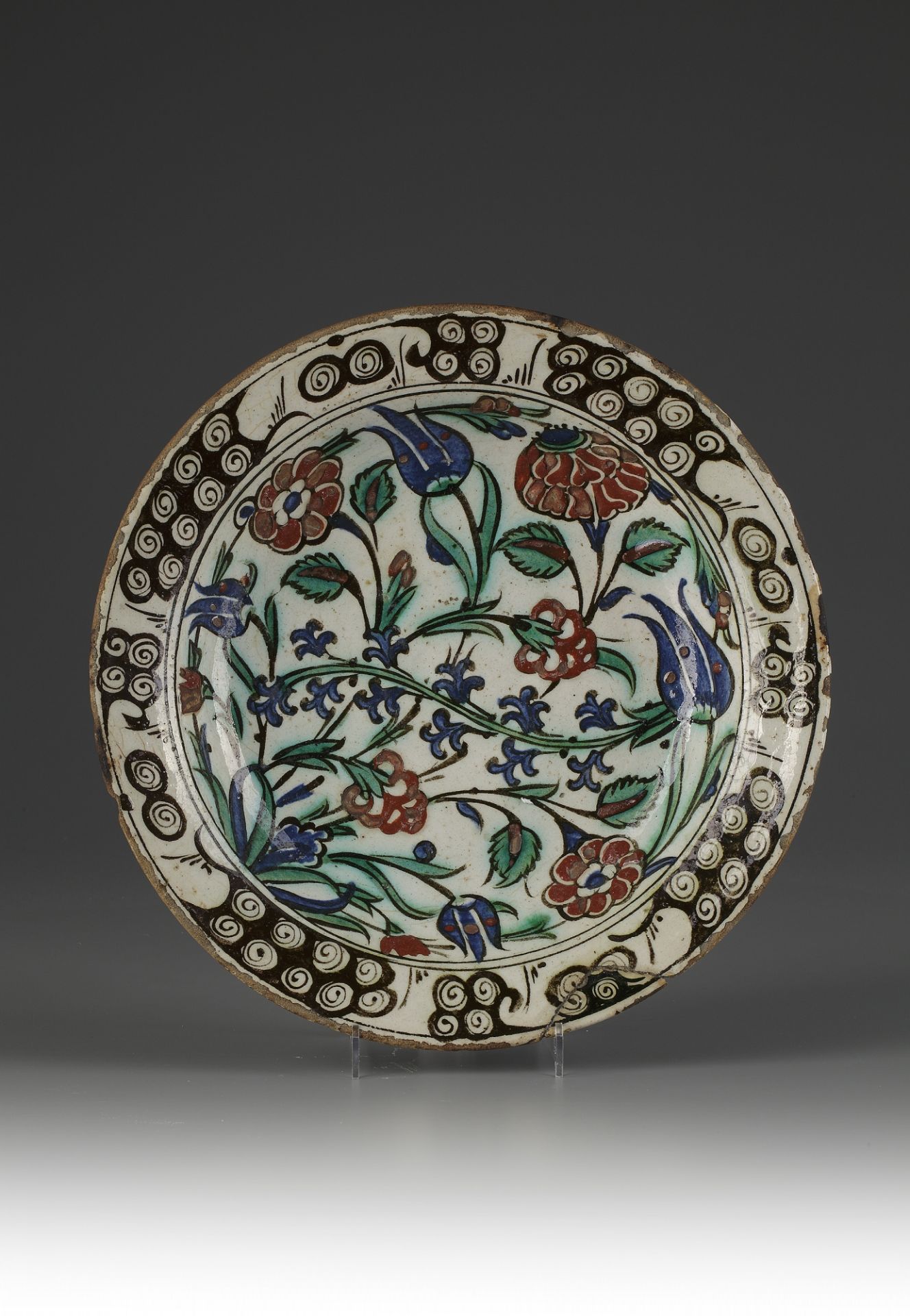 An Iznik pottery dish - Image 3 of 3