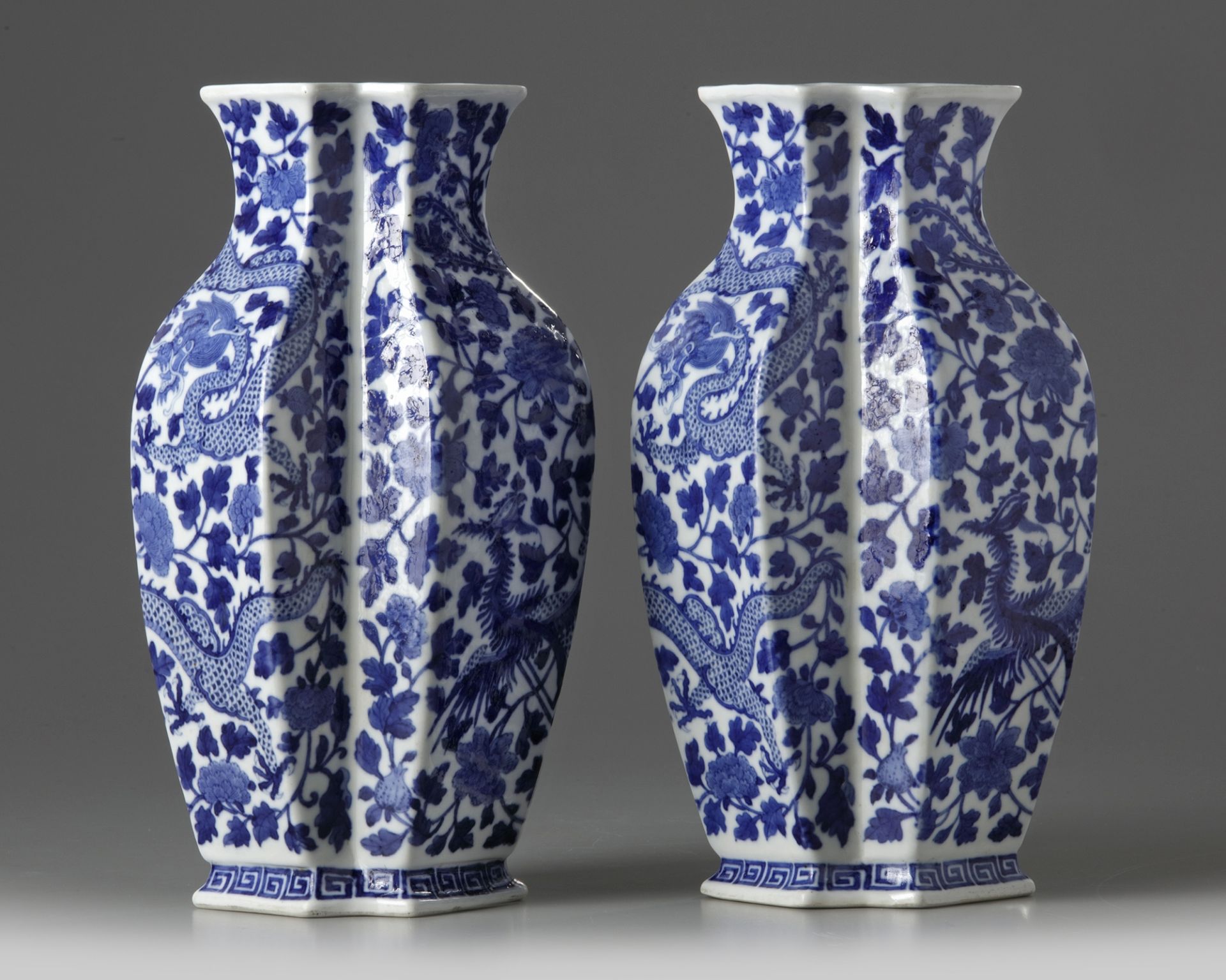 A pair of Chinese 'dragon and phoenix' double lozenge vases - Bild 4 aus 6