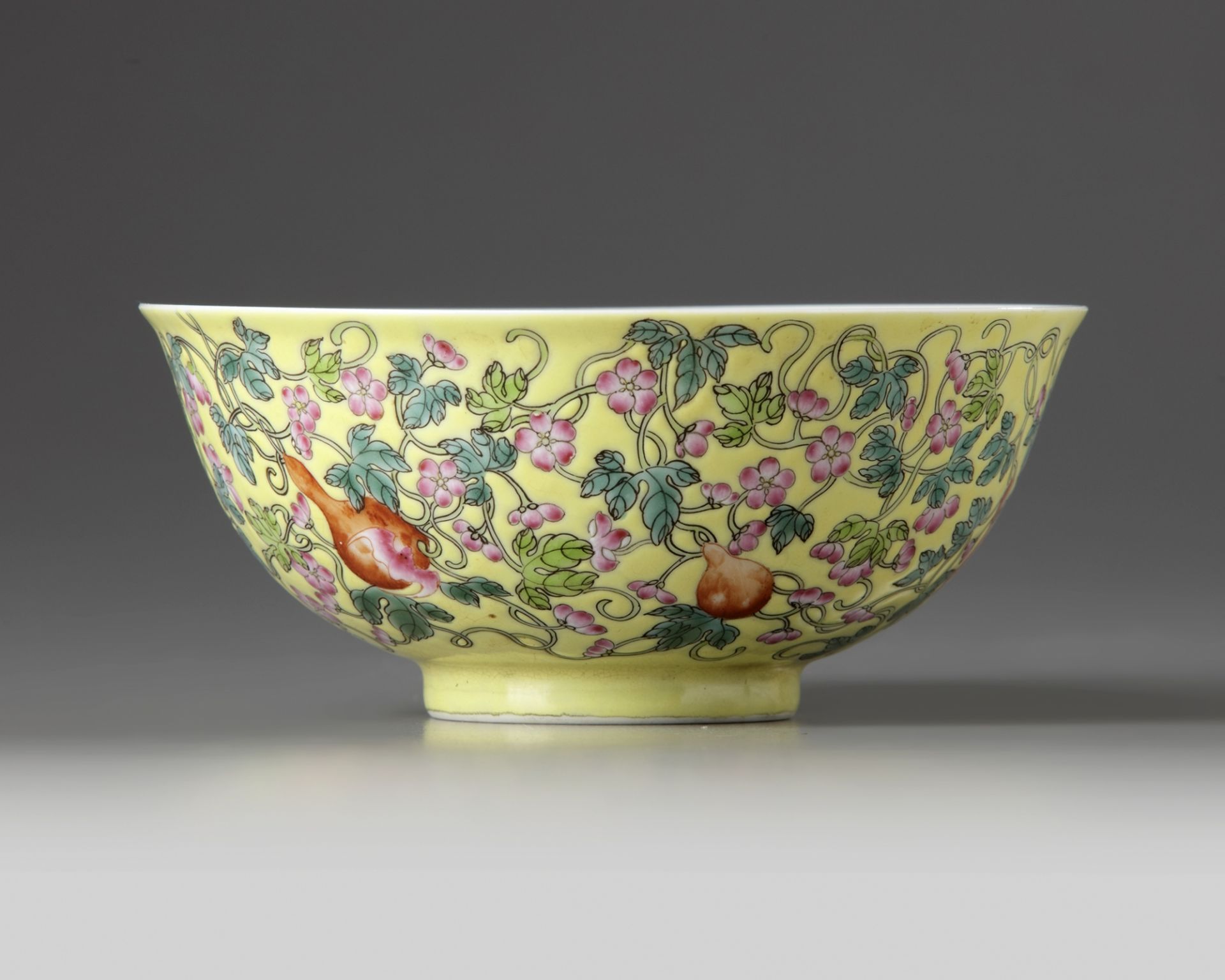 A Chinese yellow-ground famille rose 'gourds' bowl - Bild 2 aus 5