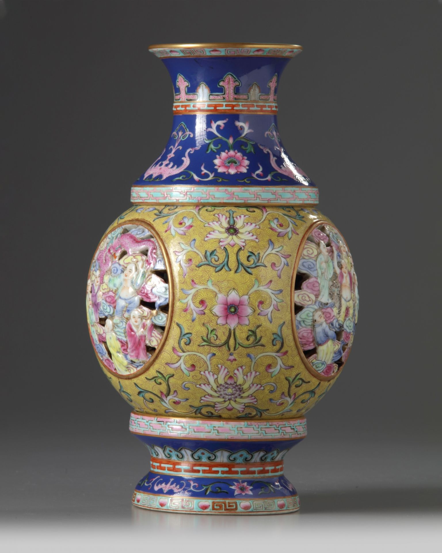 A Chinese famille rose 'Eighteen Luohan' revolving vase - Bild 2 aus 6