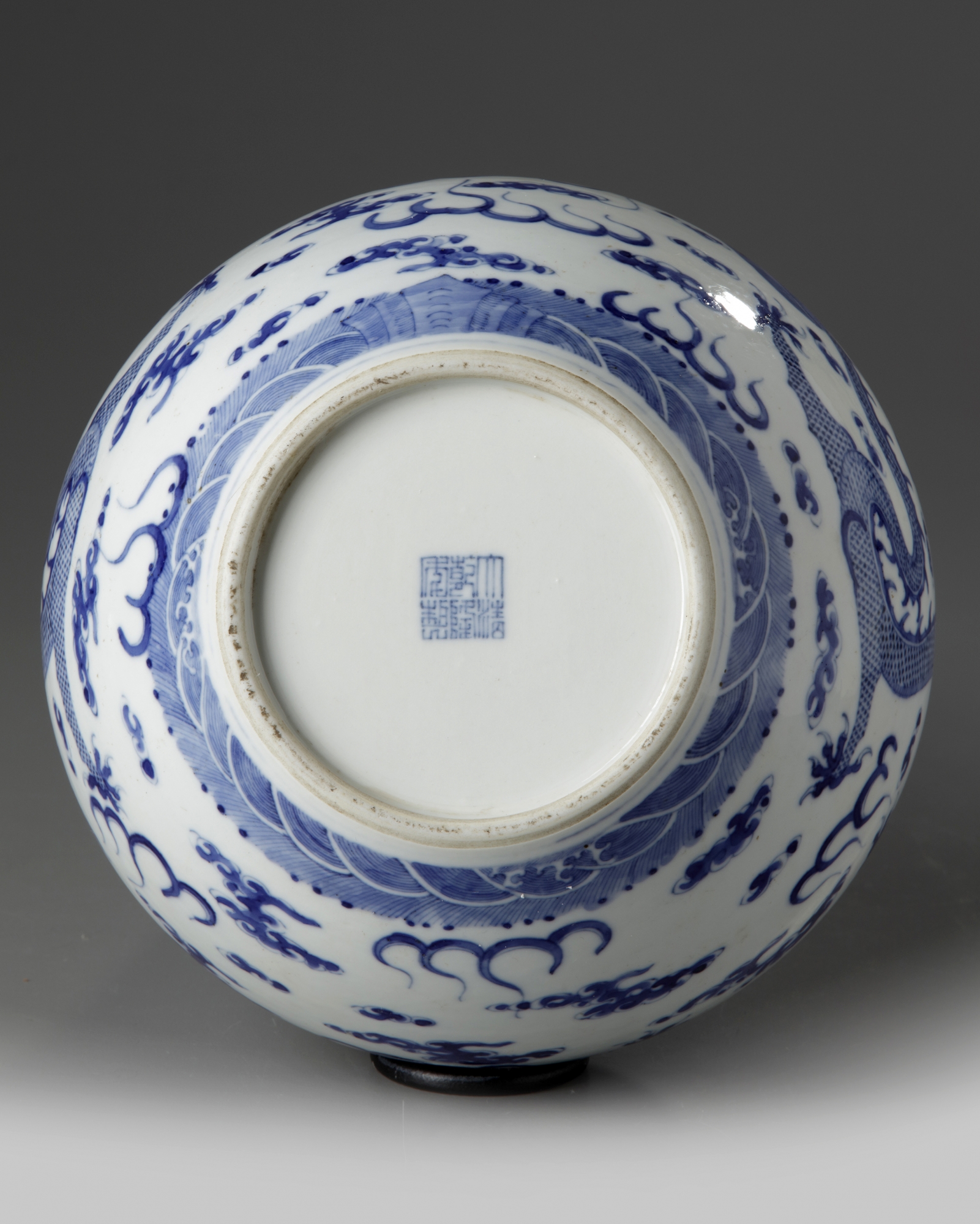 A Chinese blue and white 'dragon' bottle vase - Image 5 of 5