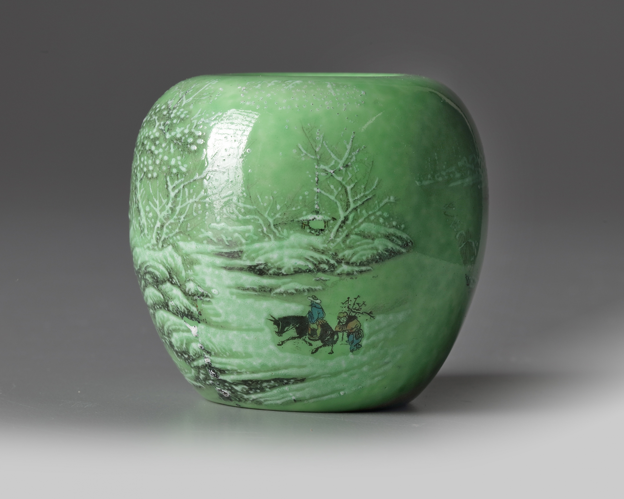 A Chinese green-ground grisaille-decorated waterpot - Image 2 of 5
