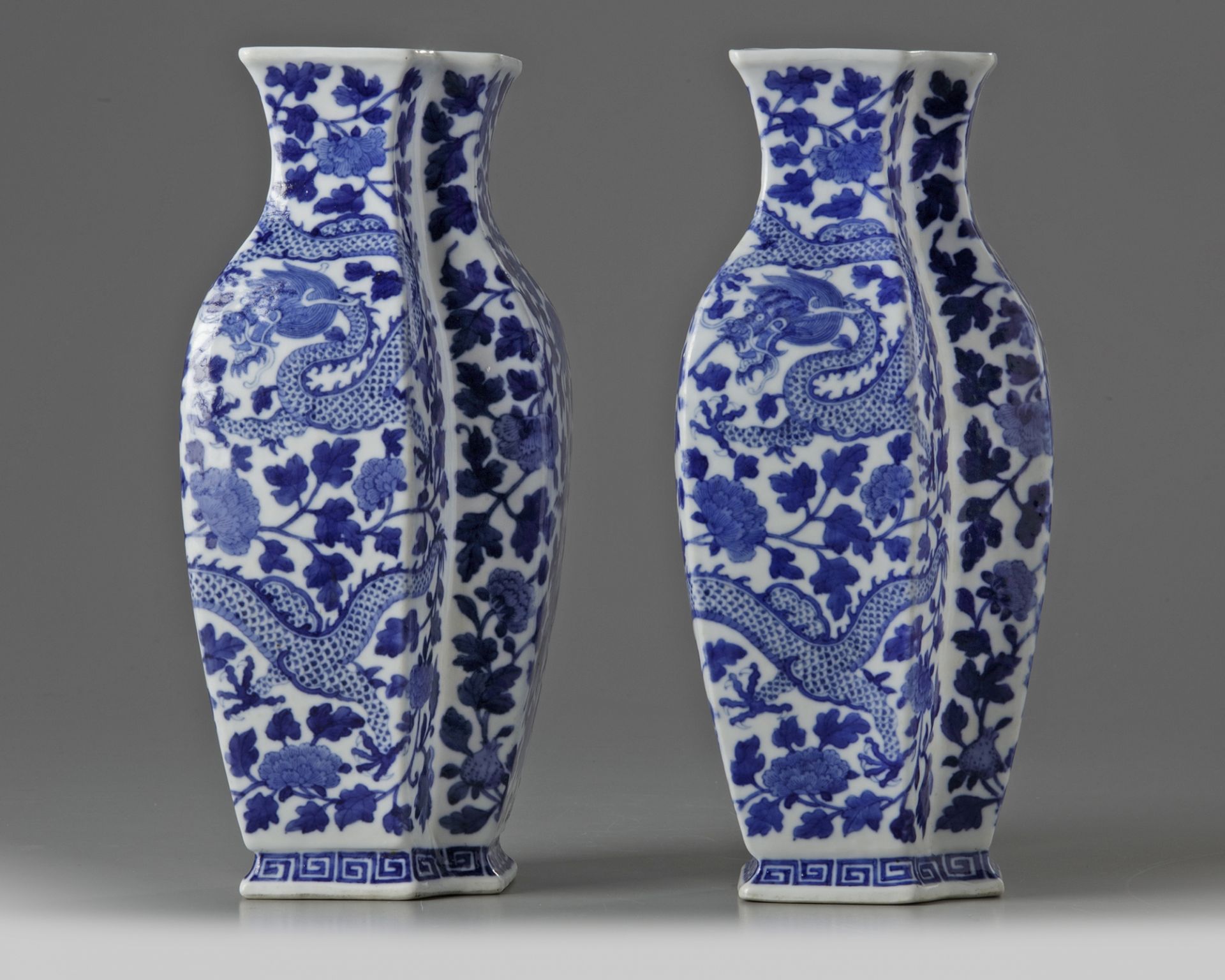 A pair of Chinese 'dragon and phoenix' double lozenge vases - Bild 3 aus 6