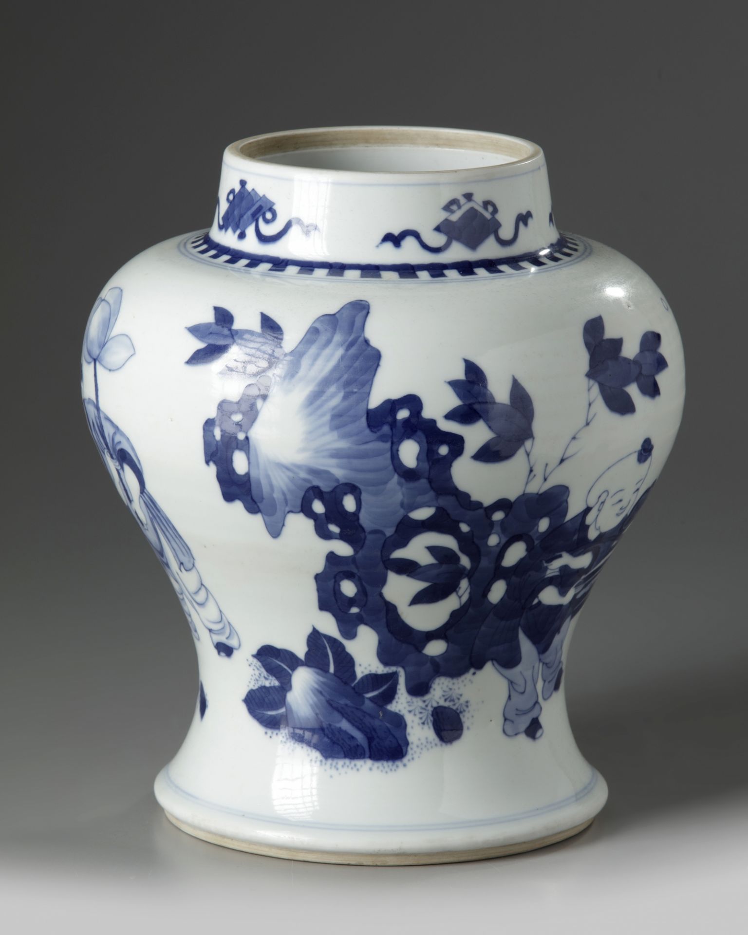 A Chinese blue and white 'boys' vase - Bild 3 aus 5