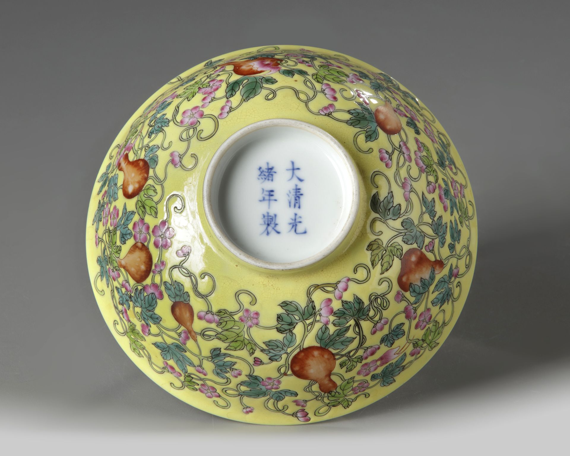 A Chinese yellow-ground famille rose 'gourds' bowl - Bild 4 aus 5