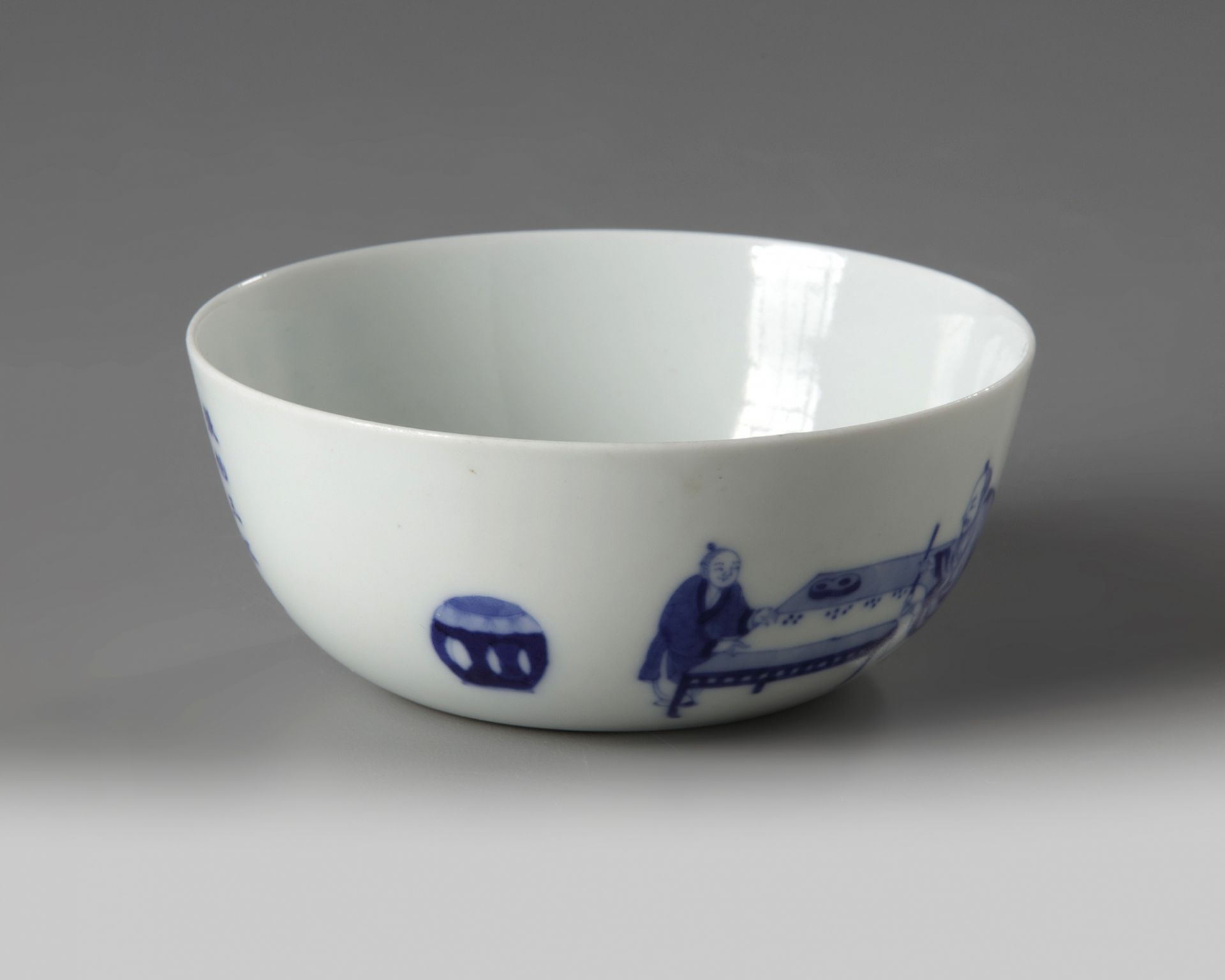 A Chinese blue and white 'scholars' bowl - Bild 3 aus 5