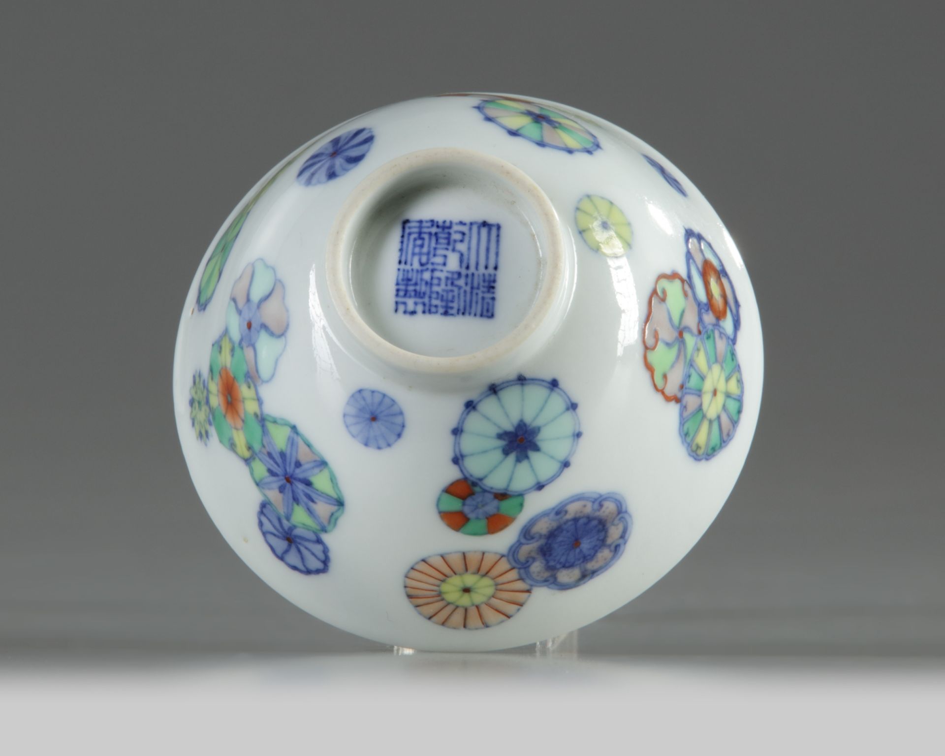 A Chinese doucai 'flower-balls' bowl - Bild 4 aus 5