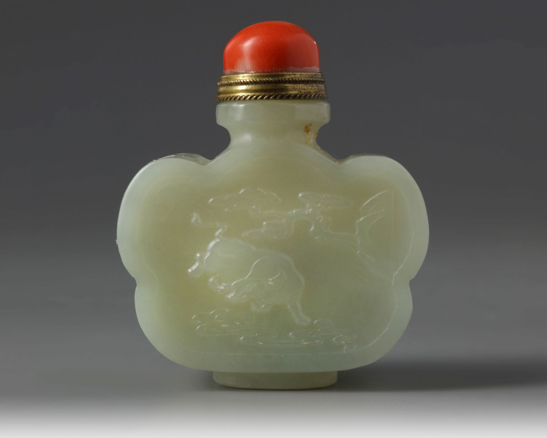 A Chinese pale celadon jade snuff bottle - Bild 2 aus 4