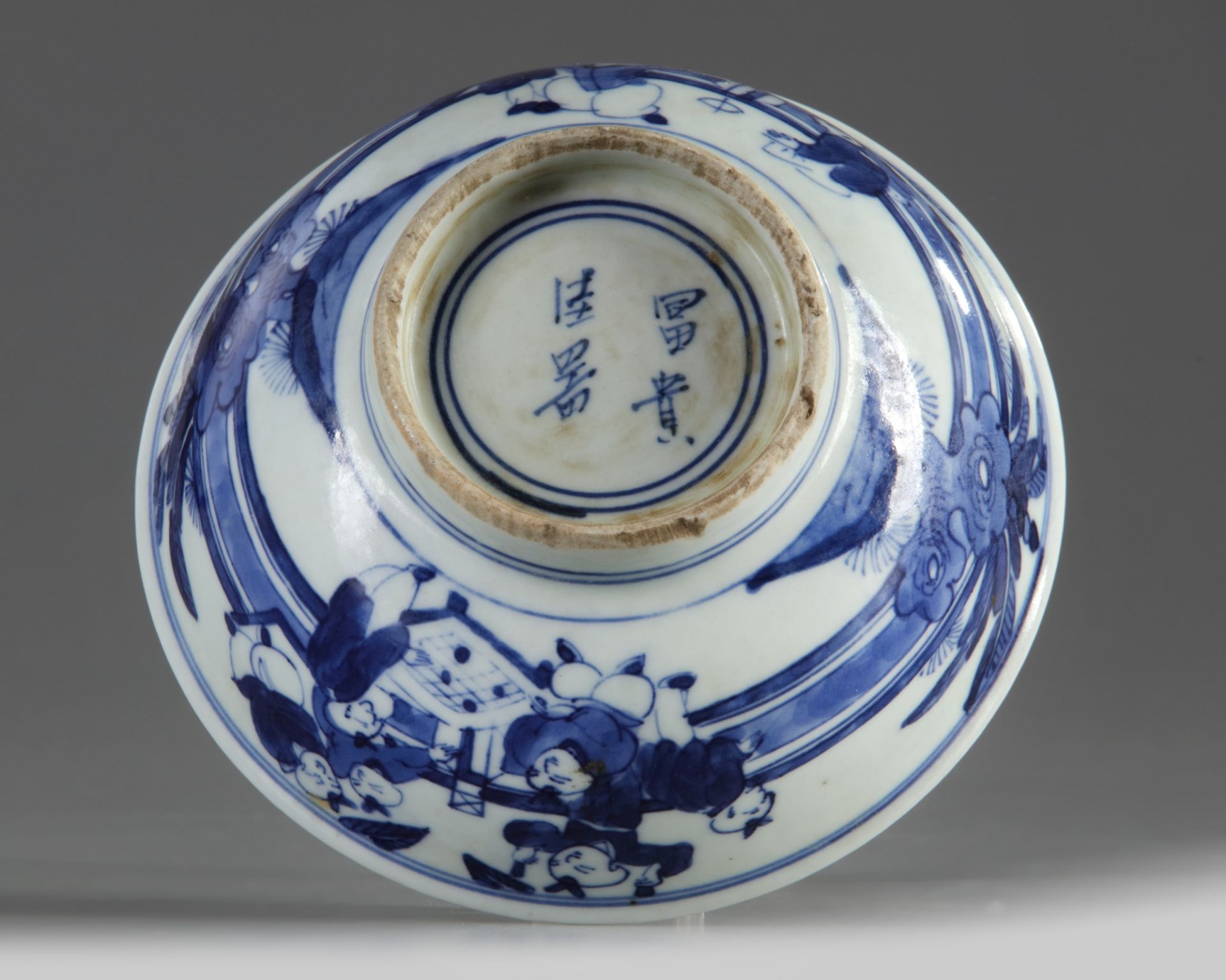 A Chinese blue and white 'boys' bowl - Bild 4 aus 5