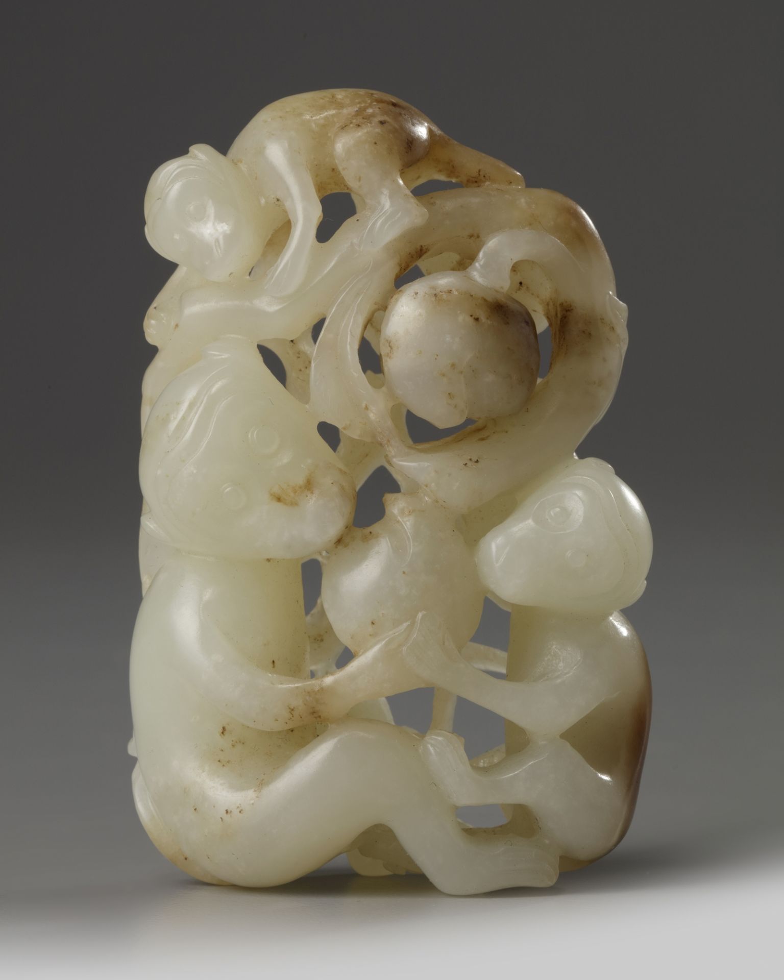 A Chinese white jade 'monkey and peach' group - Bild 2 aus 3