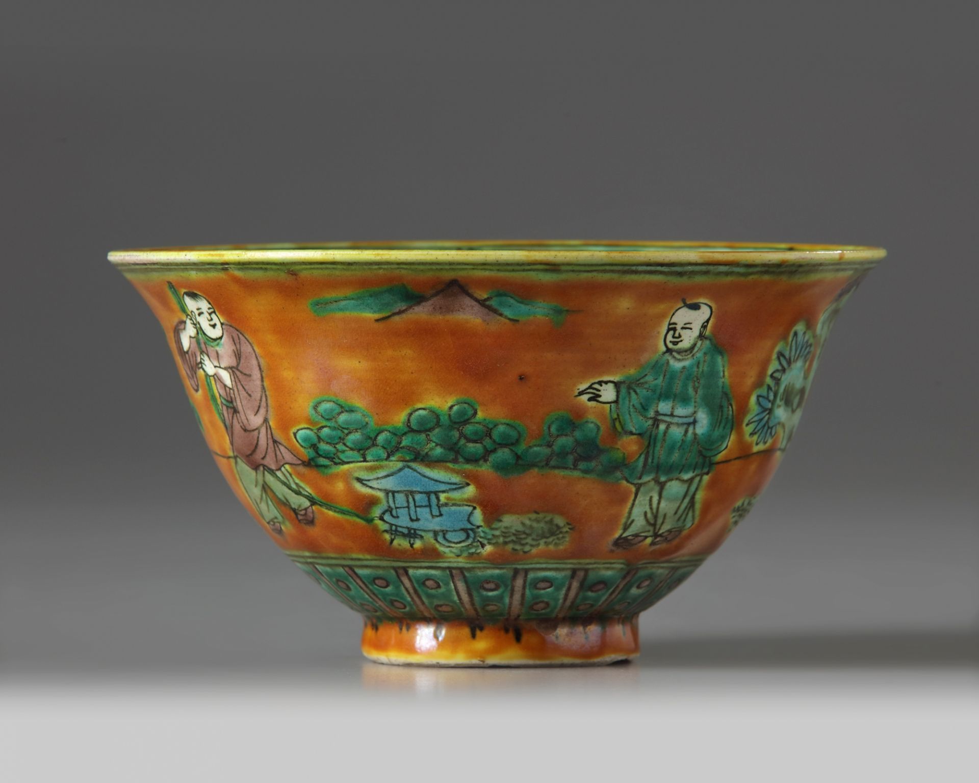 A Chinese amber-ground turquoise, aubergine, and green-glazed bowl - Bild 2 aus 4