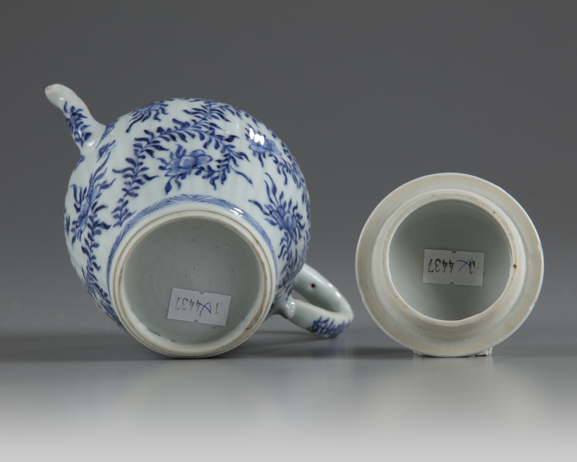 A Chinese blue and white moulded teapot - Image 4 of 4