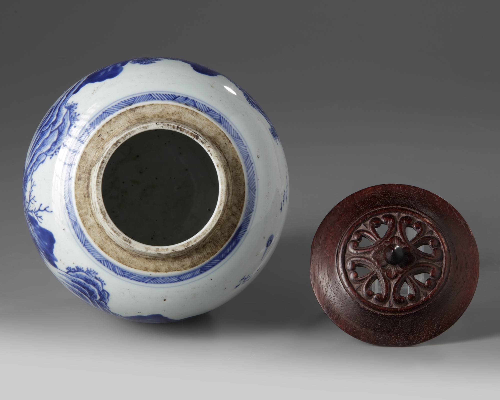 A Chinese blue and white jar - Image 3 of 4