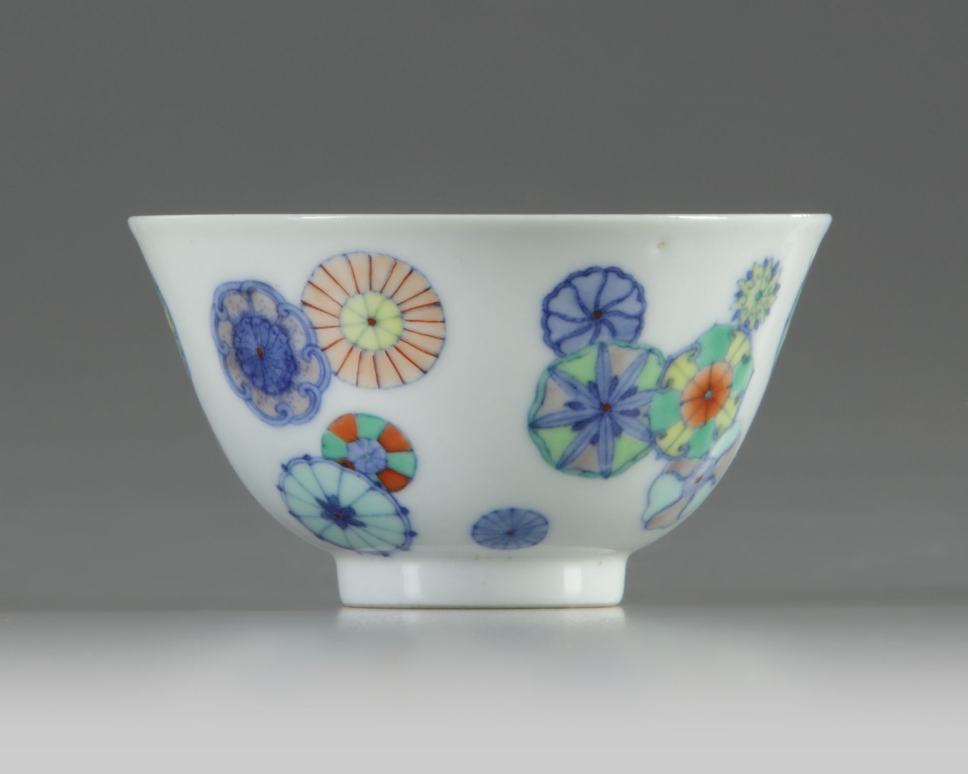 A Chinese doucai 'flower-balls' bowl - Bild 2 aus 5