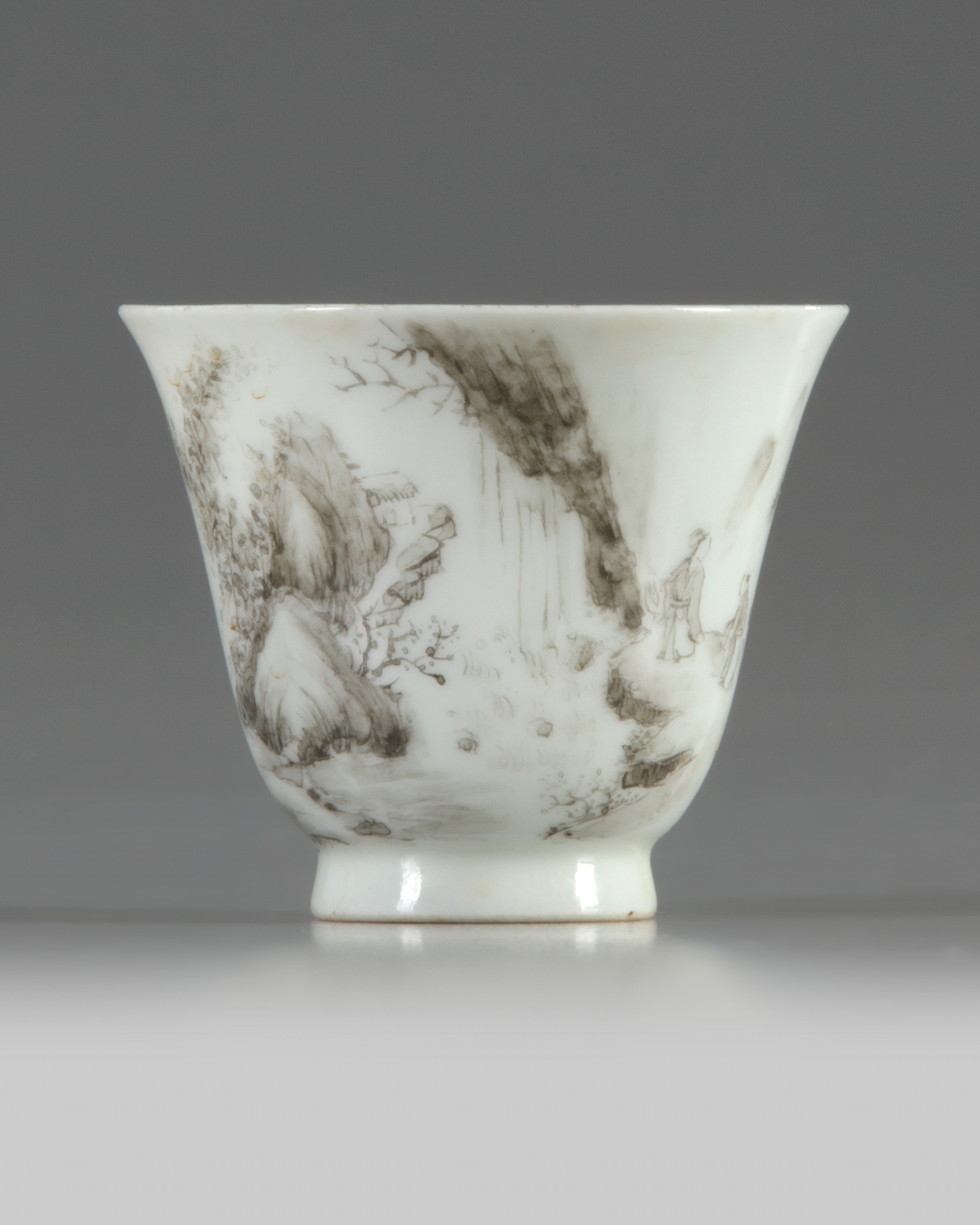 A Chinese en grisaille-decorated cup - Image 3 of 5