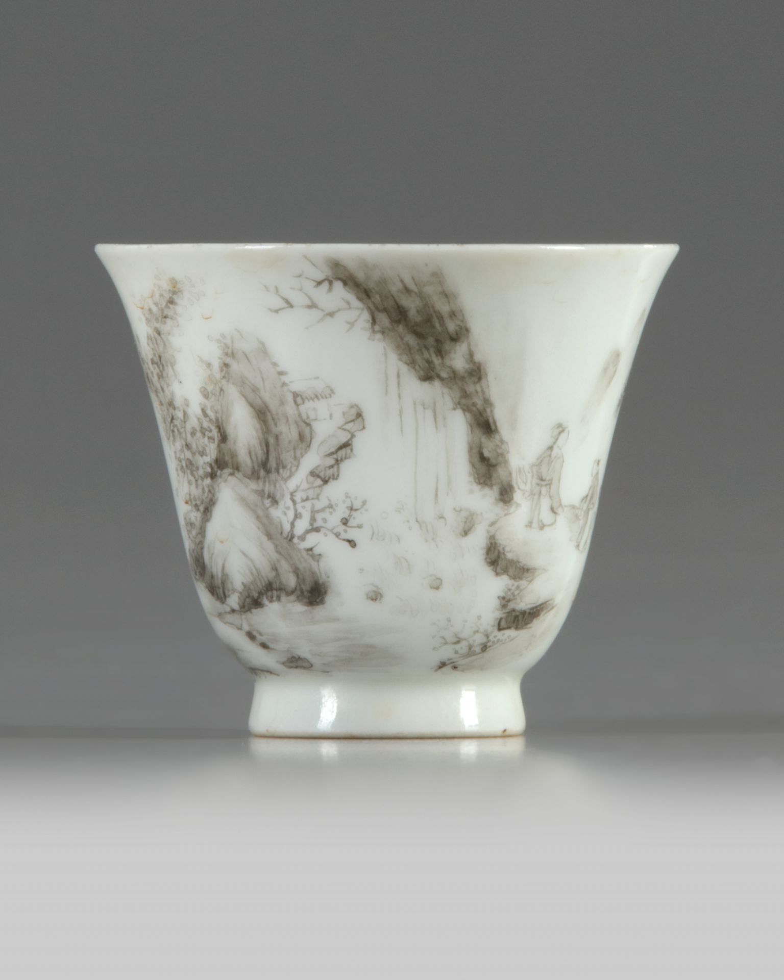 A Chinese en grisaille-decorated cup - Bild 3 aus 5