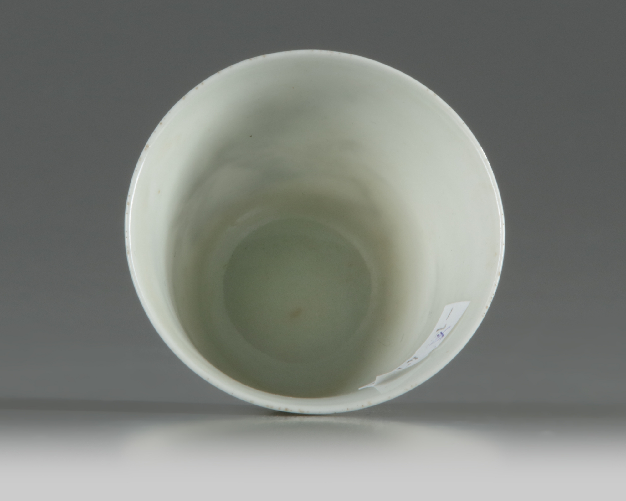 A Chinese en grisaille-decorated cup - Image 4 of 5