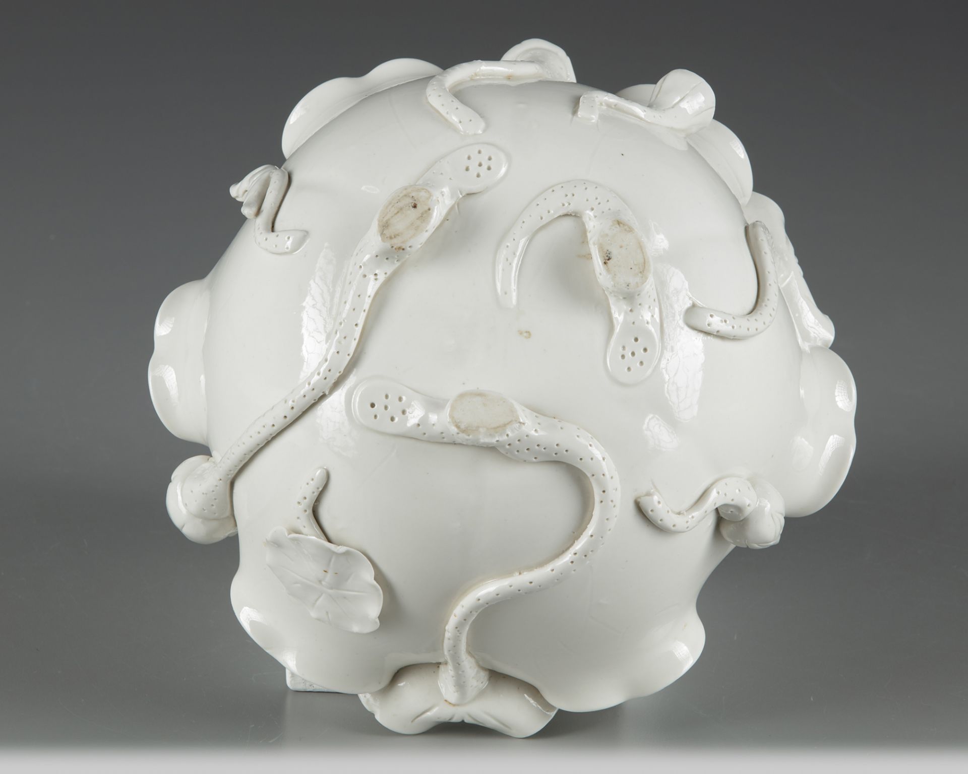 A Dehua white-glazed 'lotus' bowl - Bild 5 aus 6