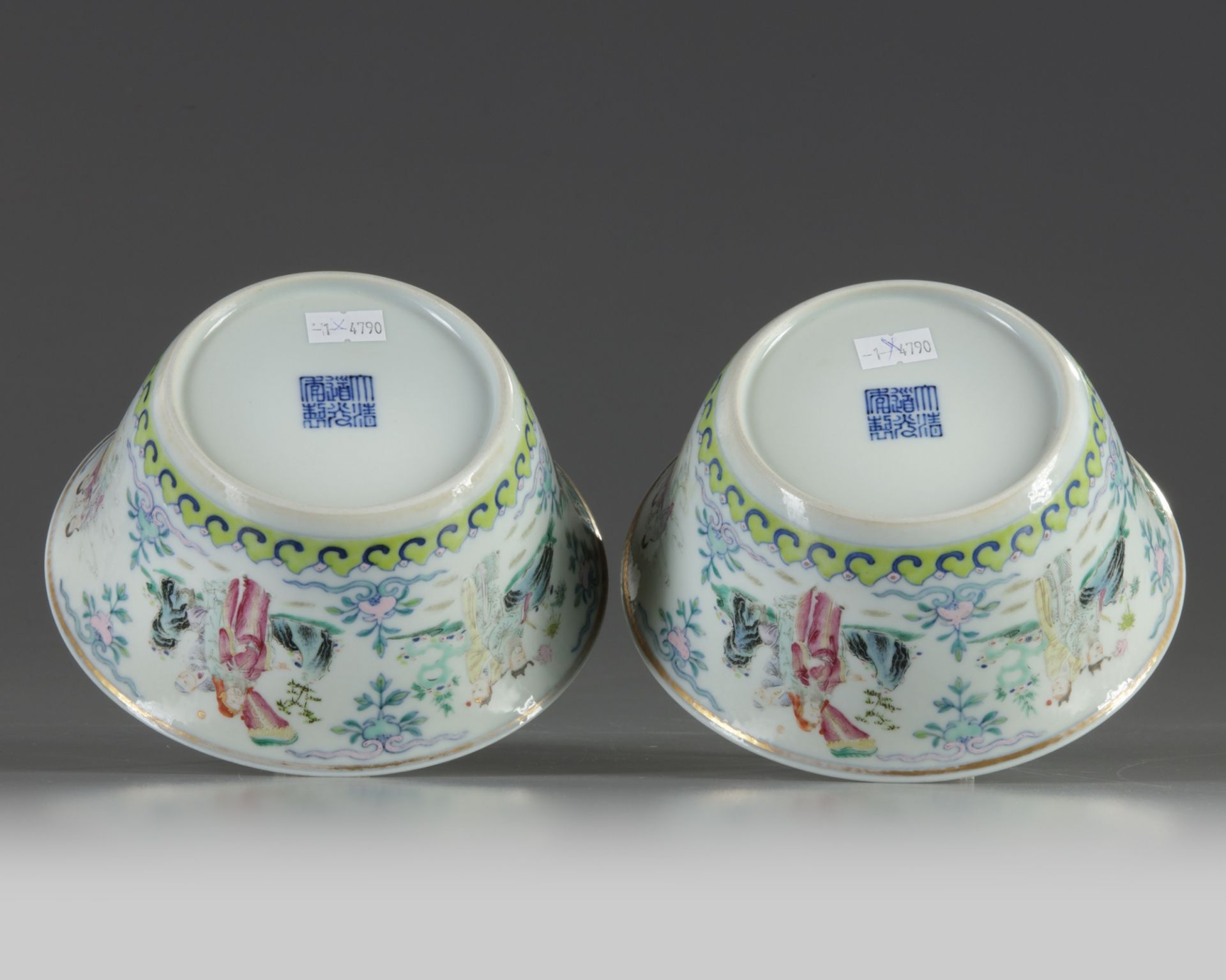 A pair of Chinese famille rose bowls - Bild 5 aus 5