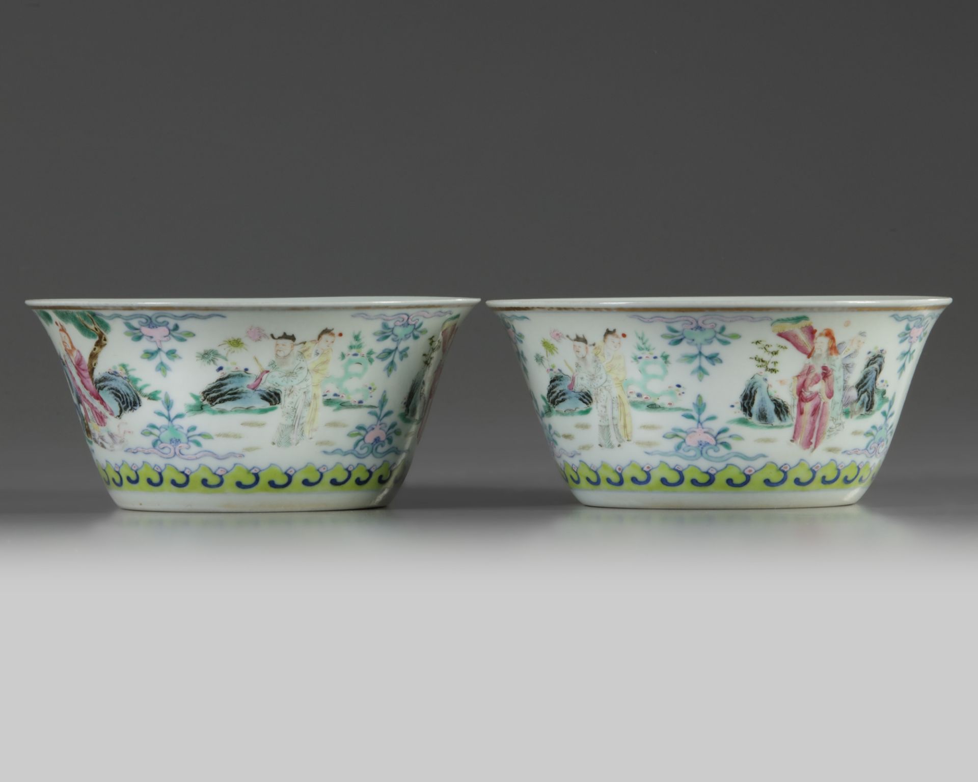 A pair of Chinese famille rose bowls - Bild 3 aus 5