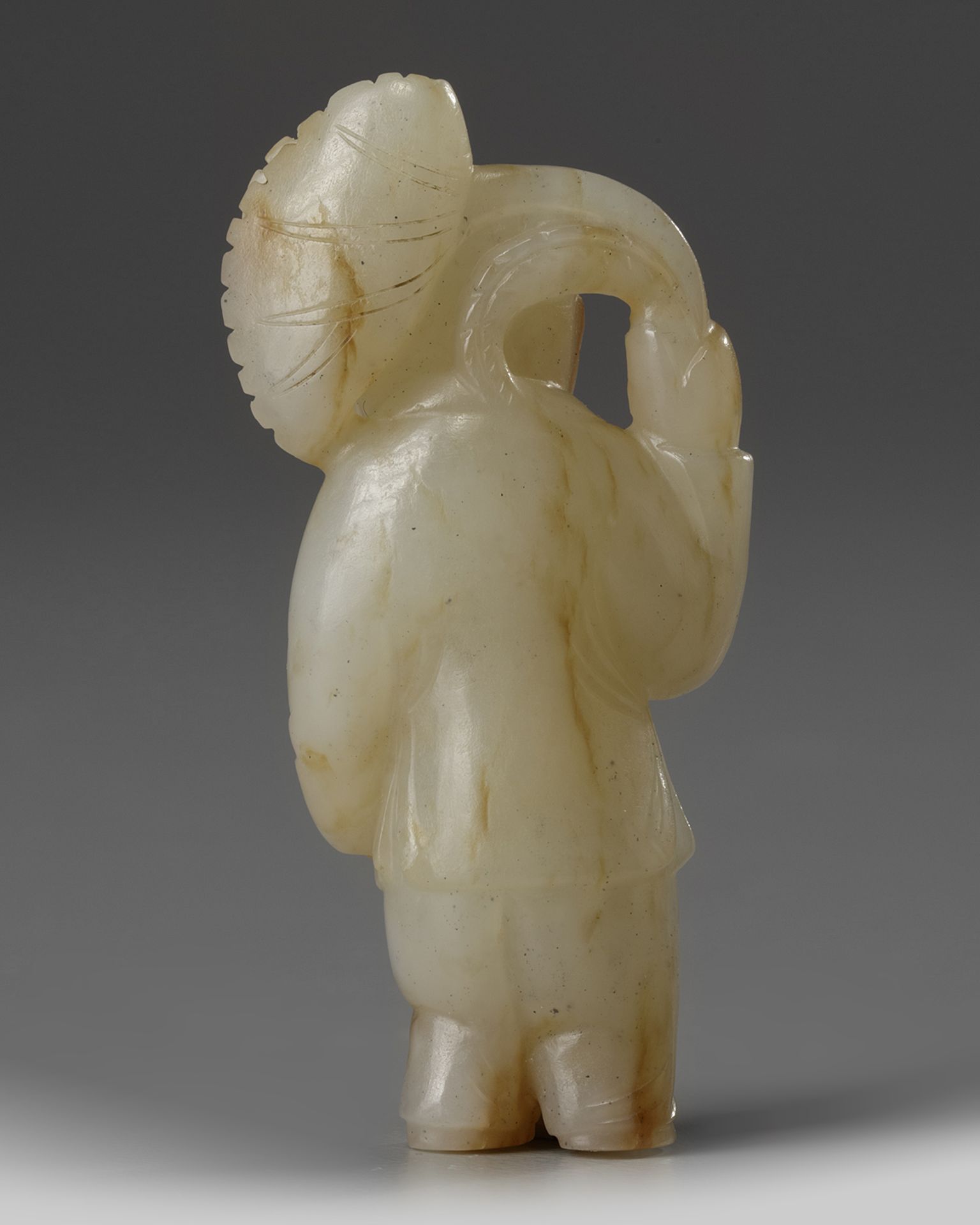 A Chinese pale celadon and russet 'boy' carving - Bild 2 aus 2