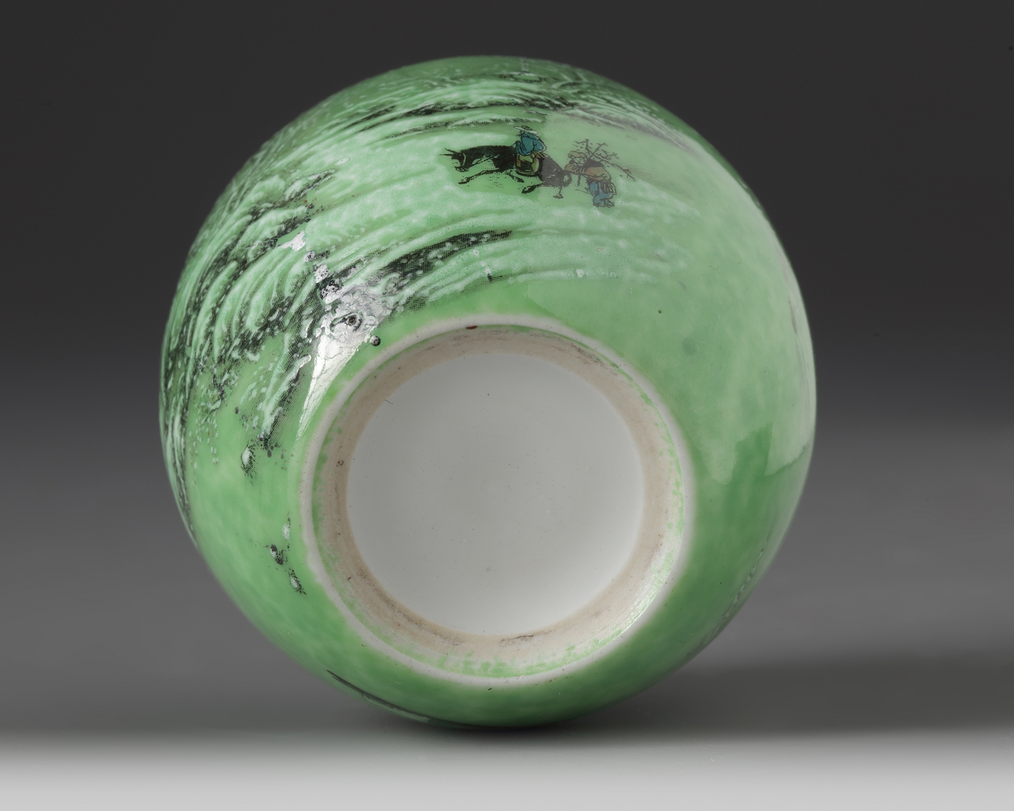 A Chinese green-ground grisaille-decorated waterpot - Image 5 of 5