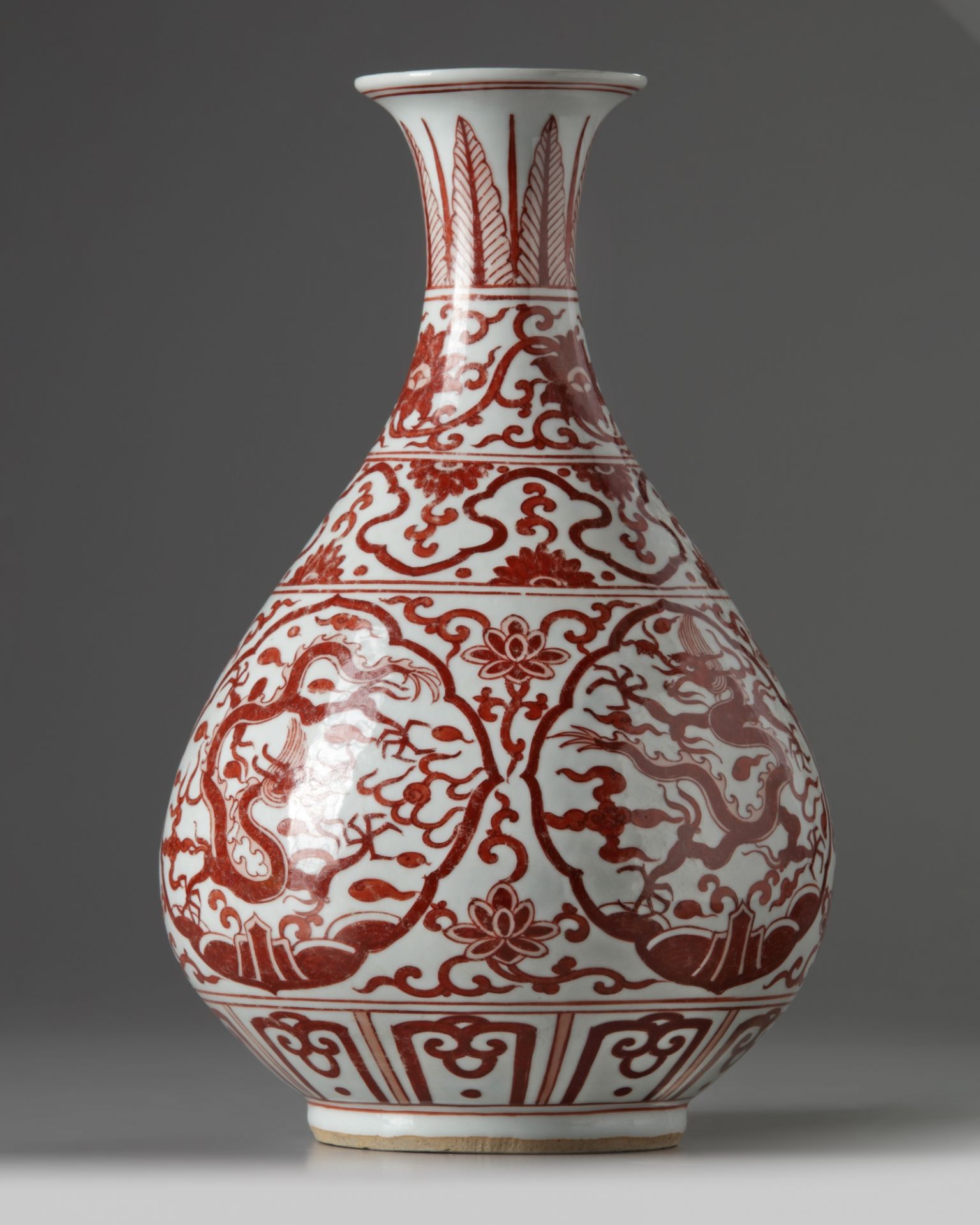 A Chinese iron-red-decorated pear-shaped vase, yuhuchunping - Bild 2 aus 5