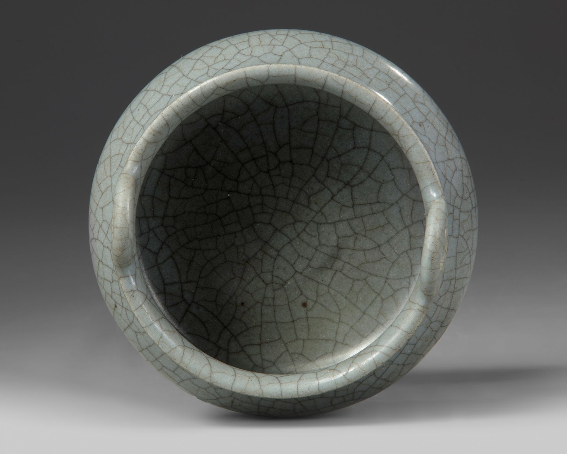 A Chinese grey crackle-glazed tripod censer - Bild 3 aus 4