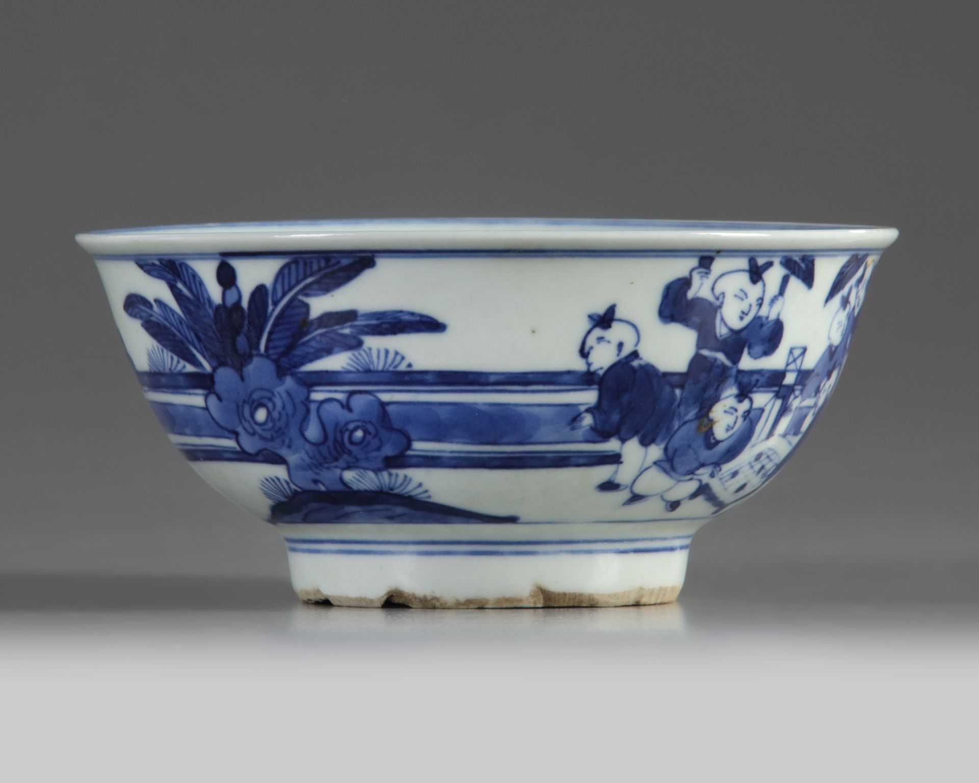 A Chinese blue and white 'boys' bowl - Bild 3 aus 5