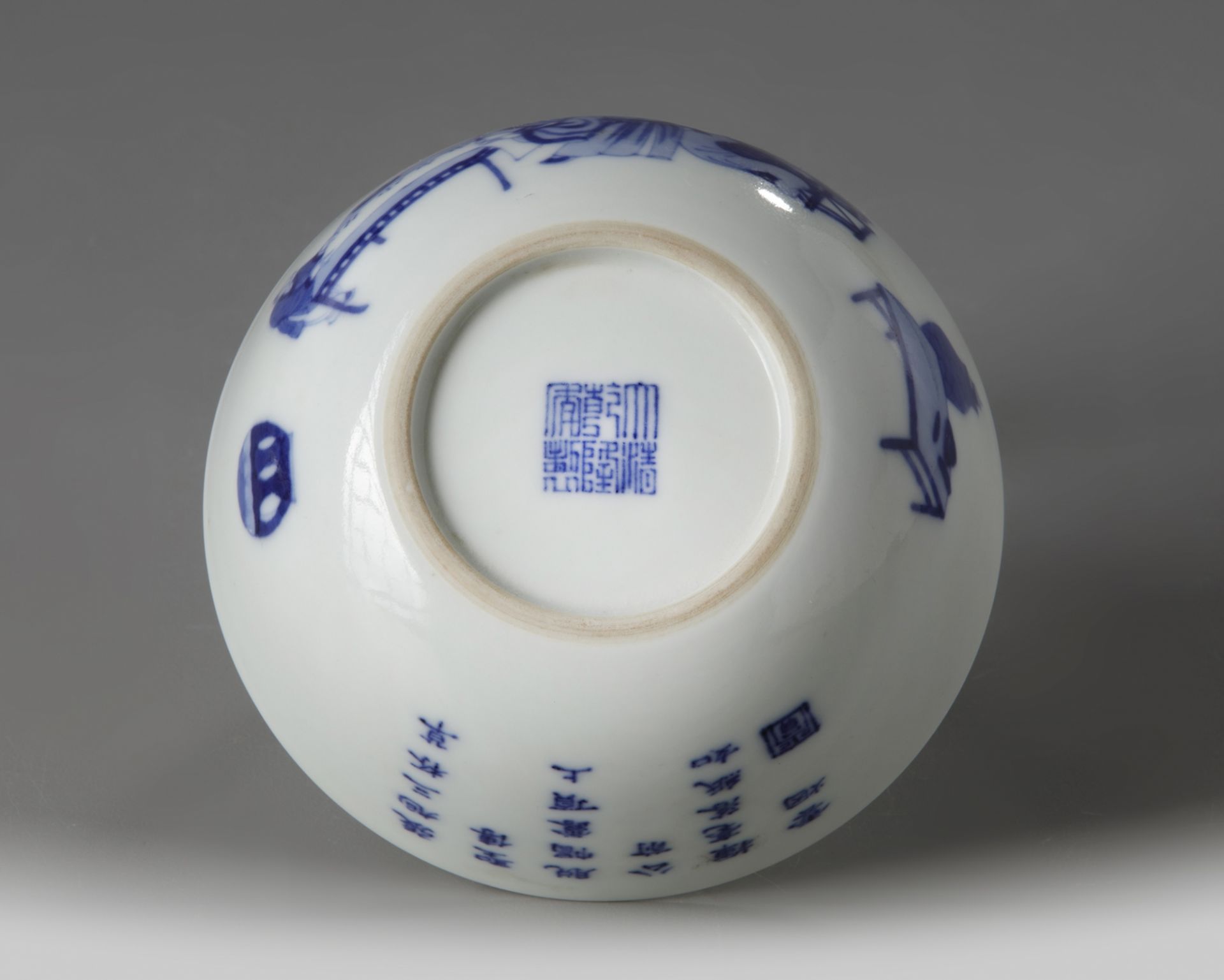 A Chinese blue and white 'scholars' bowl - Bild 5 aus 5