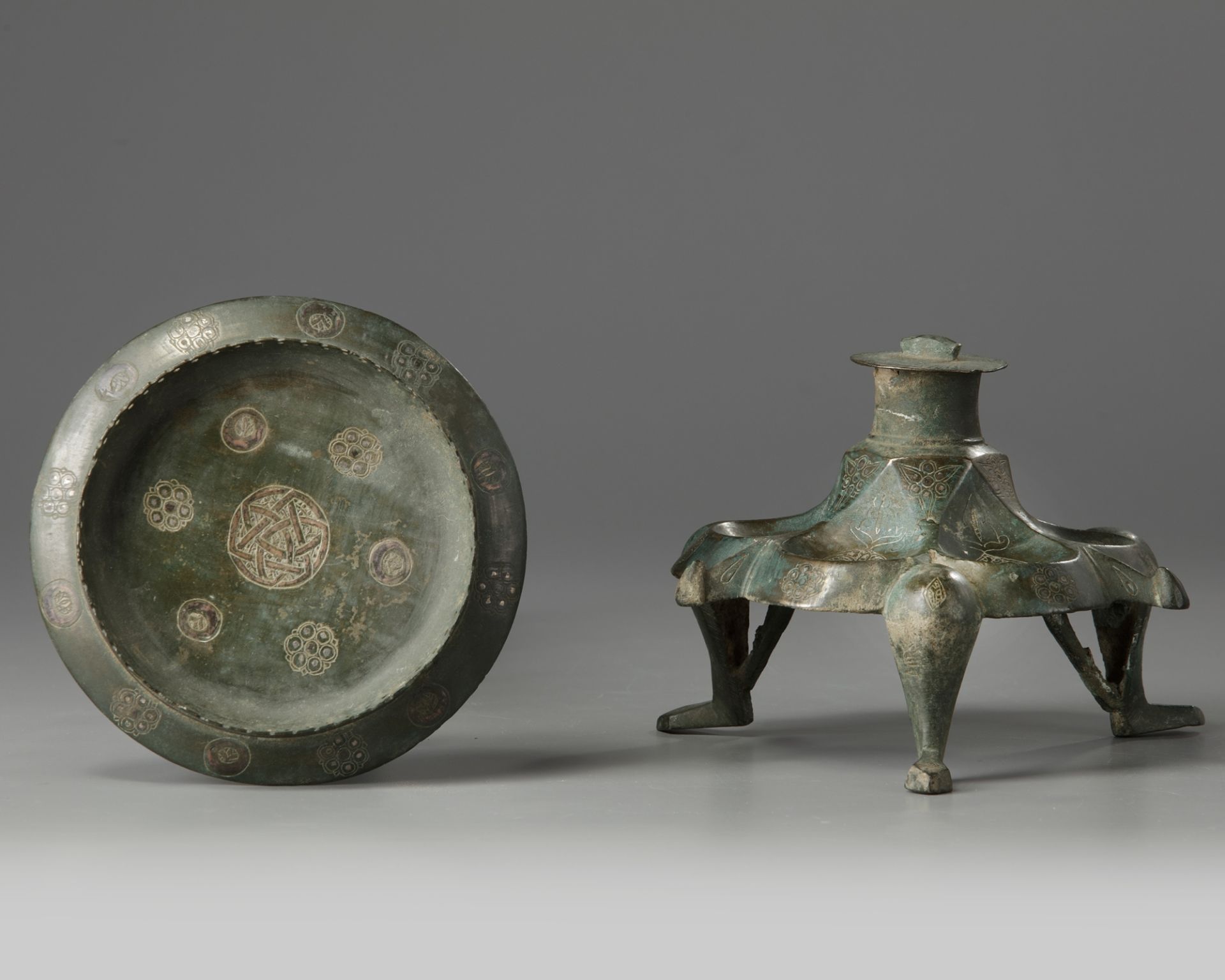 An Islamic bronze oil lamp stand - Bild 4 aus 4