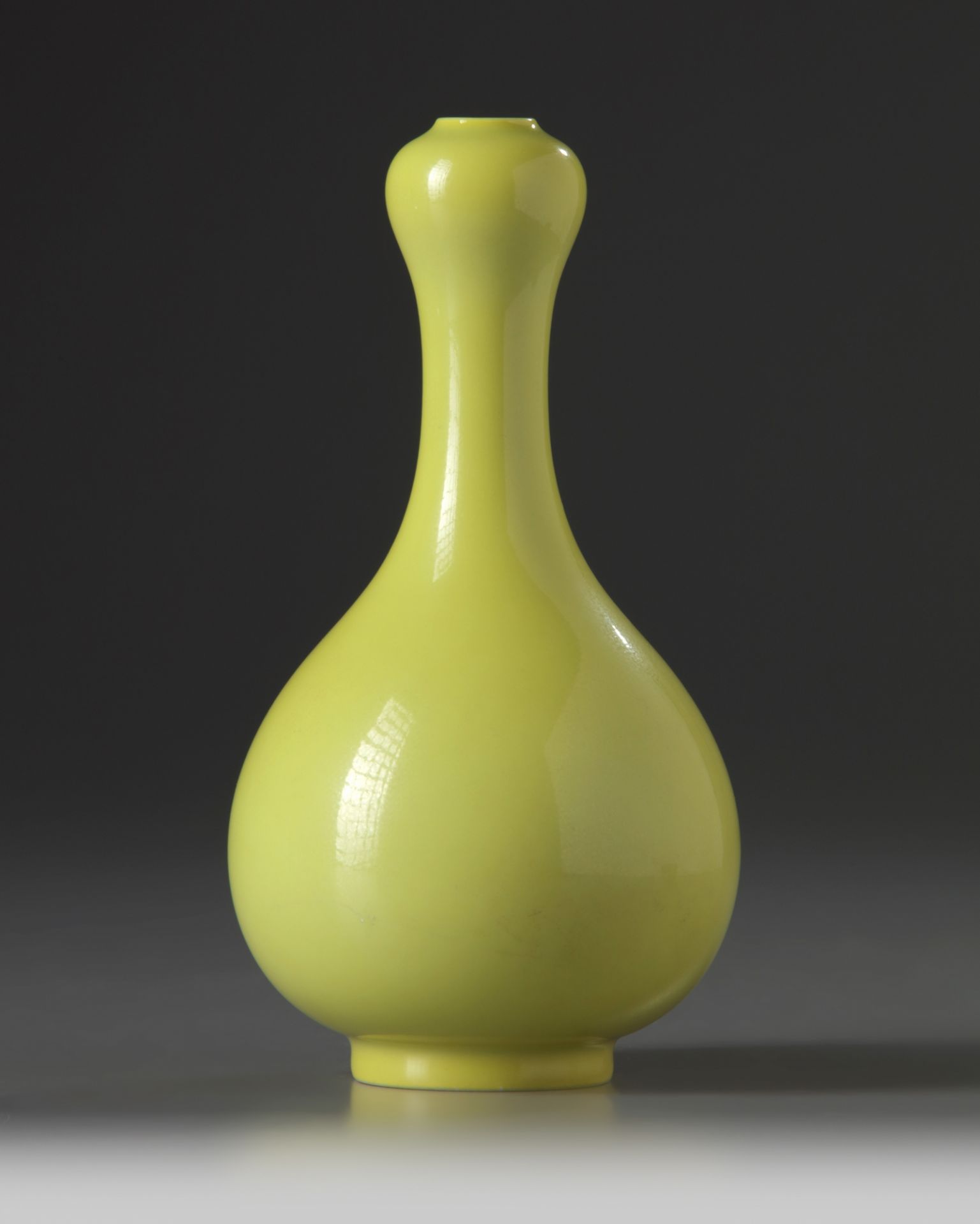 A Chinese yellow-ground garlic head vase - Bild 2 aus 4