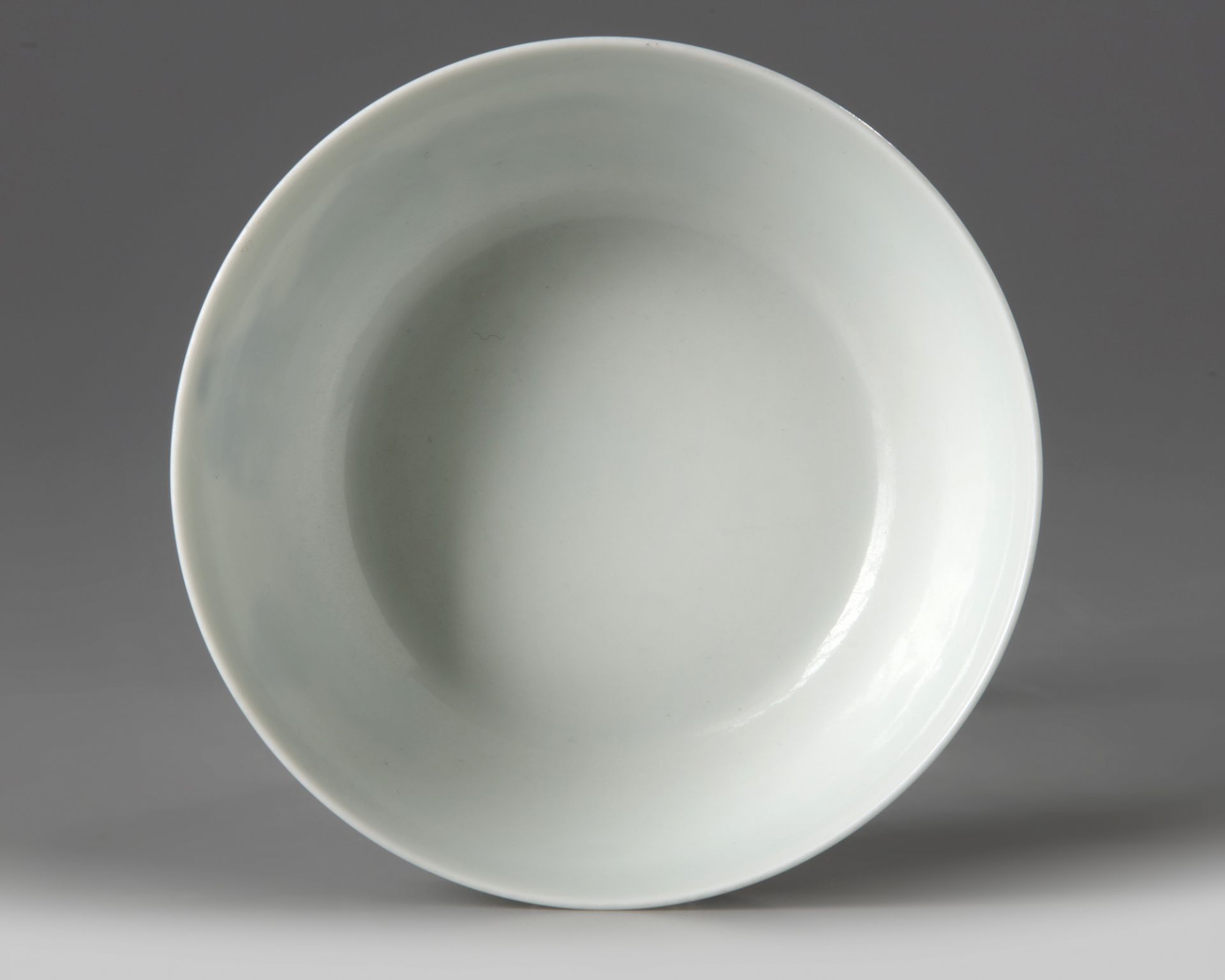 A Chinese blue and white 'scholars' bowl - Bild 4 aus 5