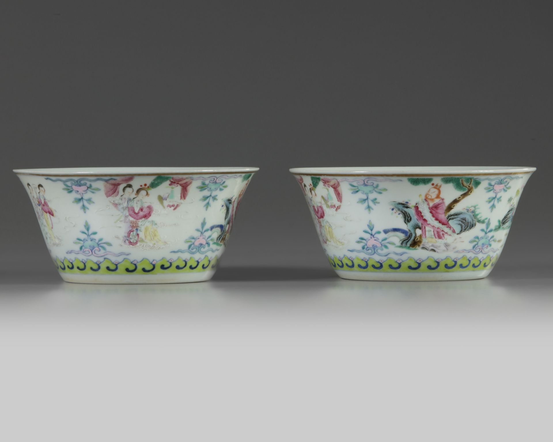 A pair of Chinese famille rose bowls - Bild 2 aus 5