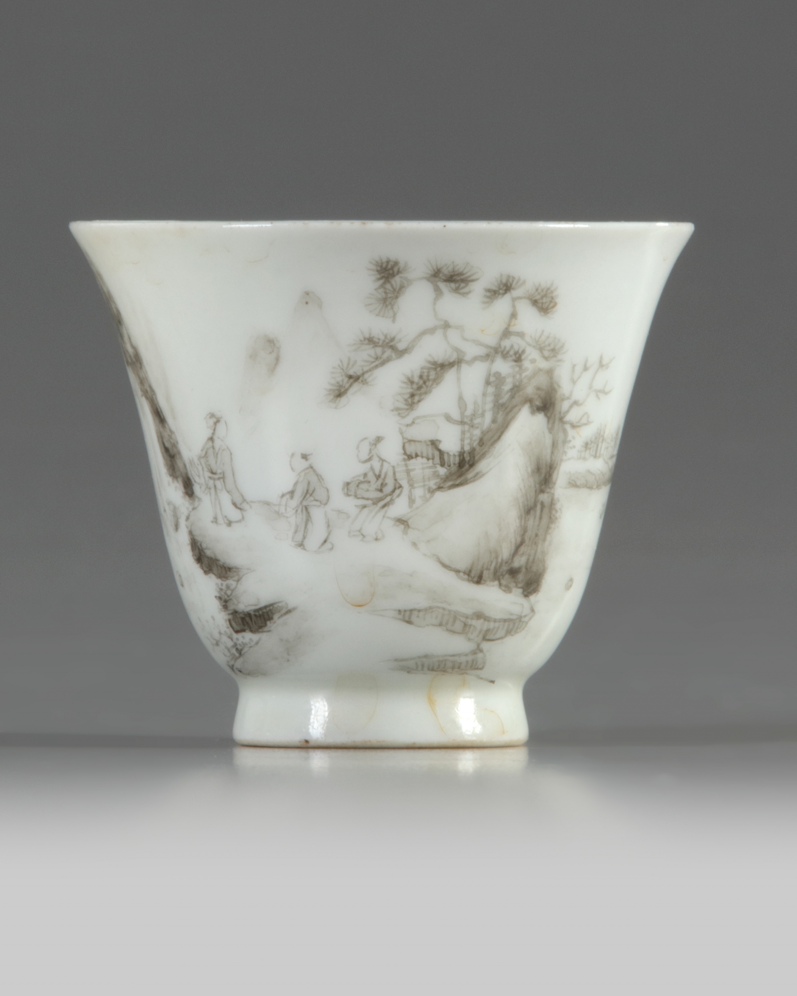 A Chinese en grisaille-decorated cup