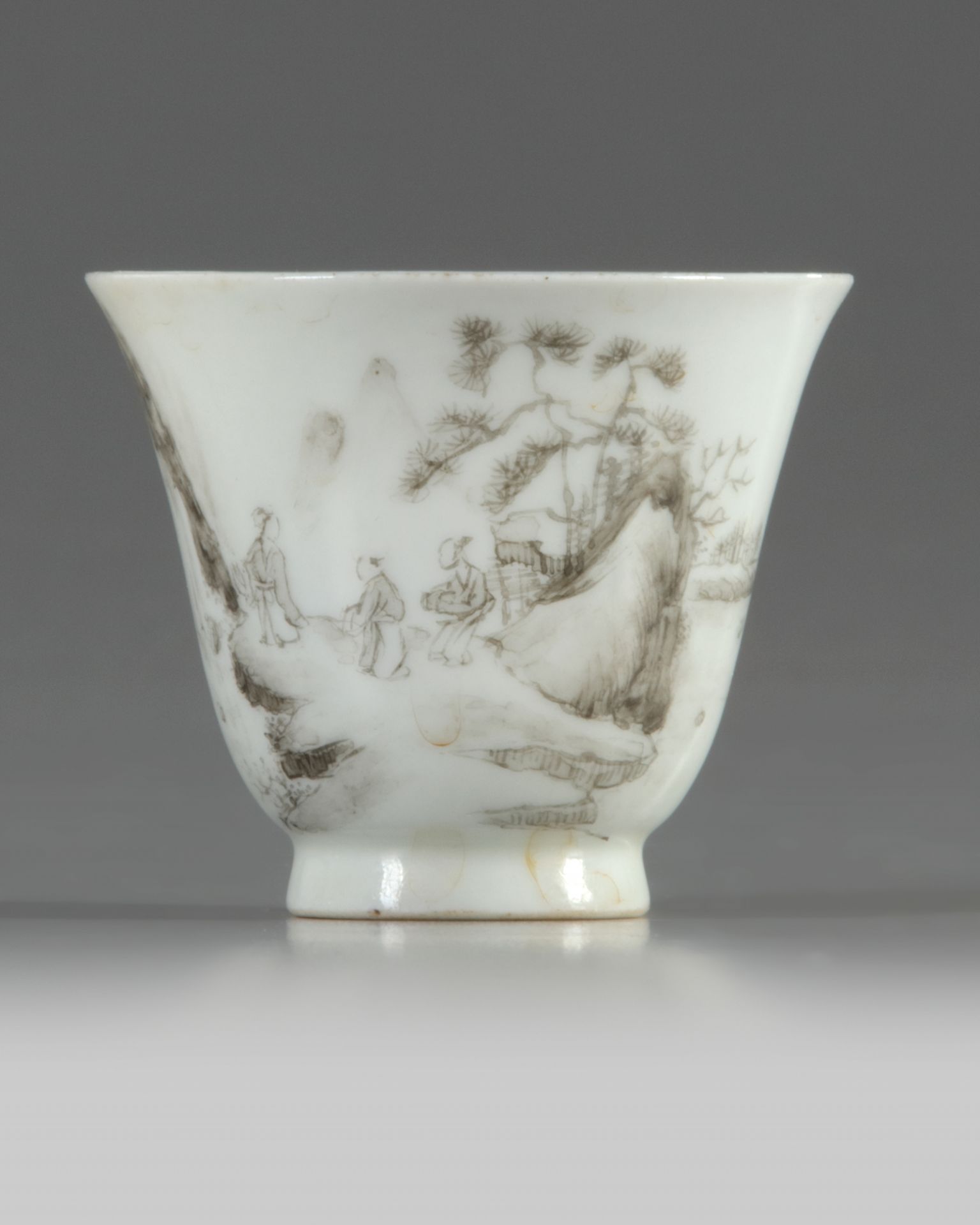 A Chinese en grisaille-decorated cup