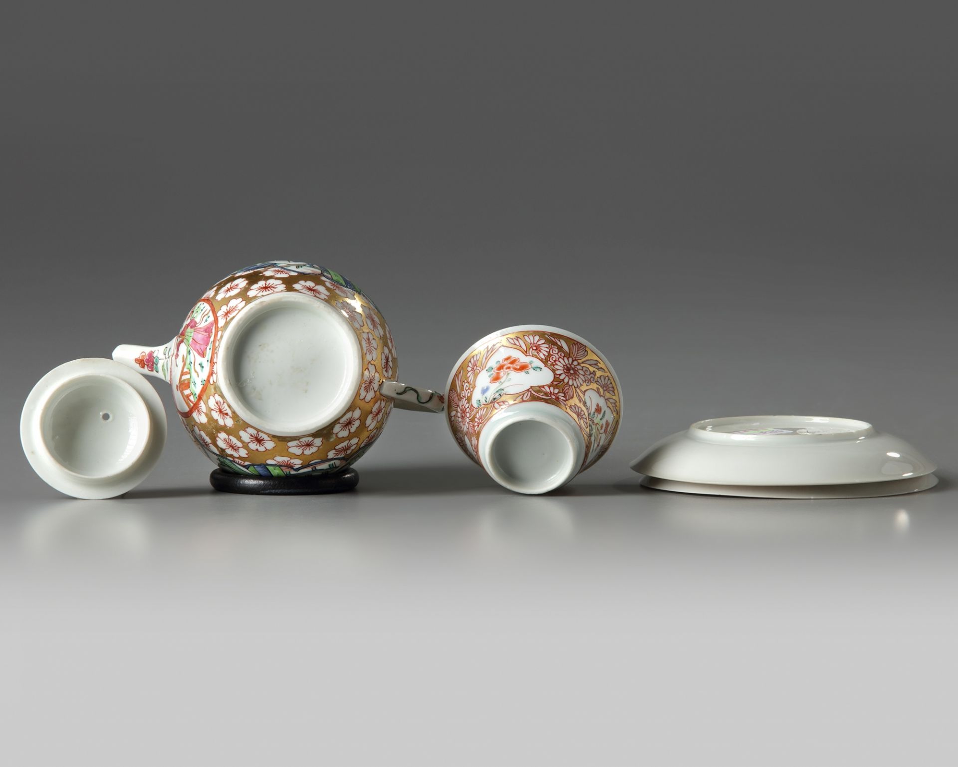 A Chinese gilt and famille rose-decorated cups and saucers and a Meissen 'Chinoiserie' teapot - Image 4 of 4