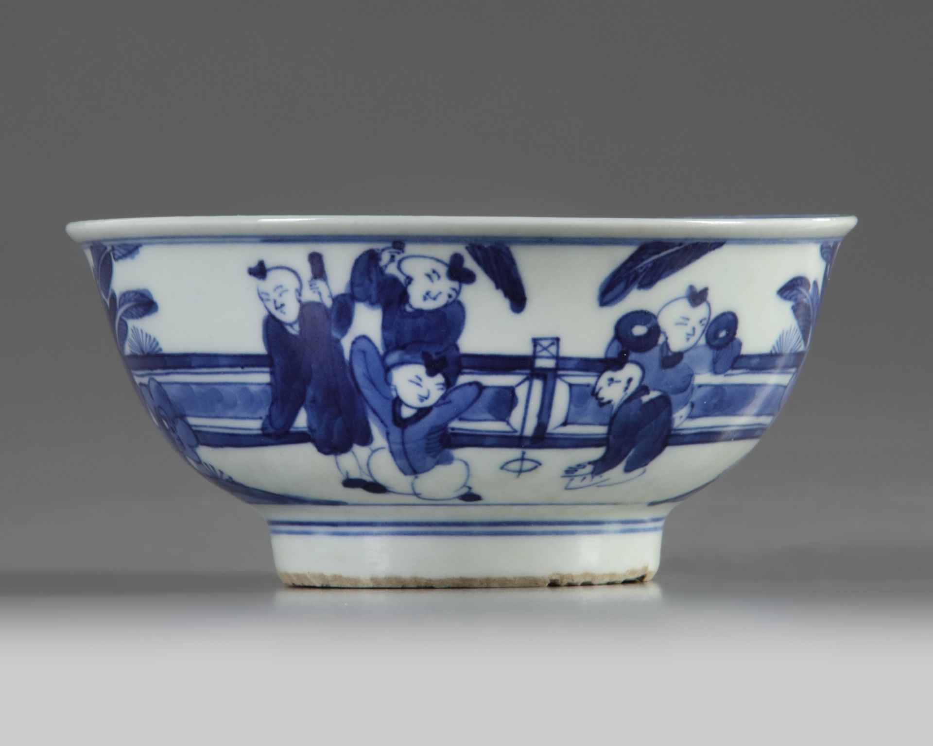 A Chinese blue and white 'boys' bowl - Bild 2 aus 5